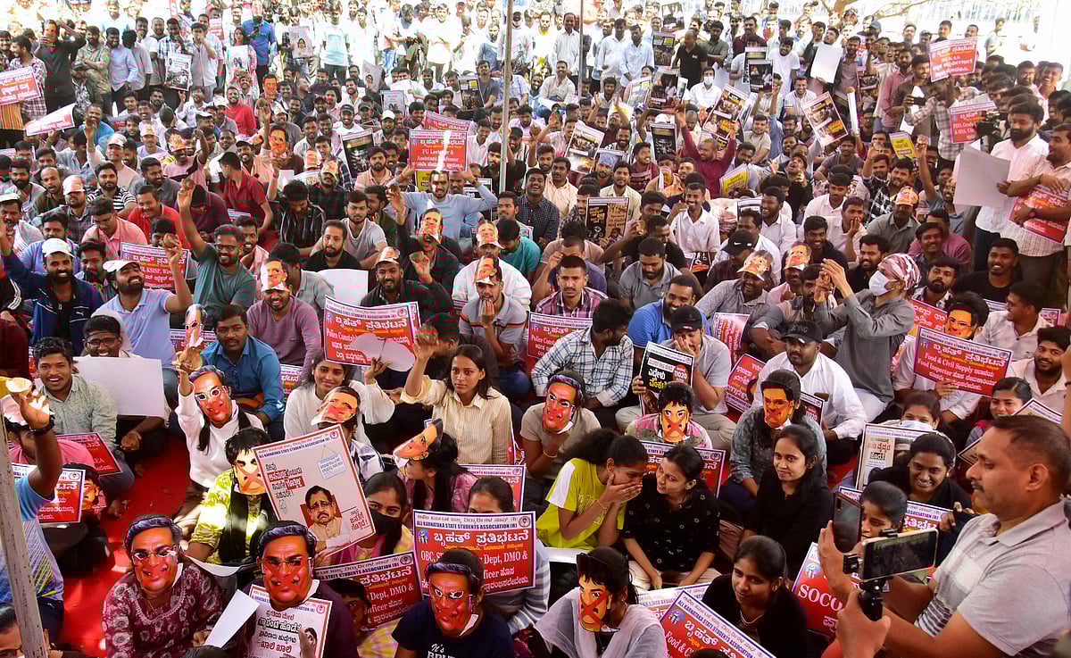 ಖಾಲಿ ಹುದ್ದೆಗಳ ಭರ್ತಿಗೆ ಆಗ್ರಹಿಸಿ ಪ್ರತಿಭಟನೆ: ರಾಜ್ಯ ಸರ್ಕಾರದ ವಿರುದ್ಧ ಆಕ್ರೋಶ