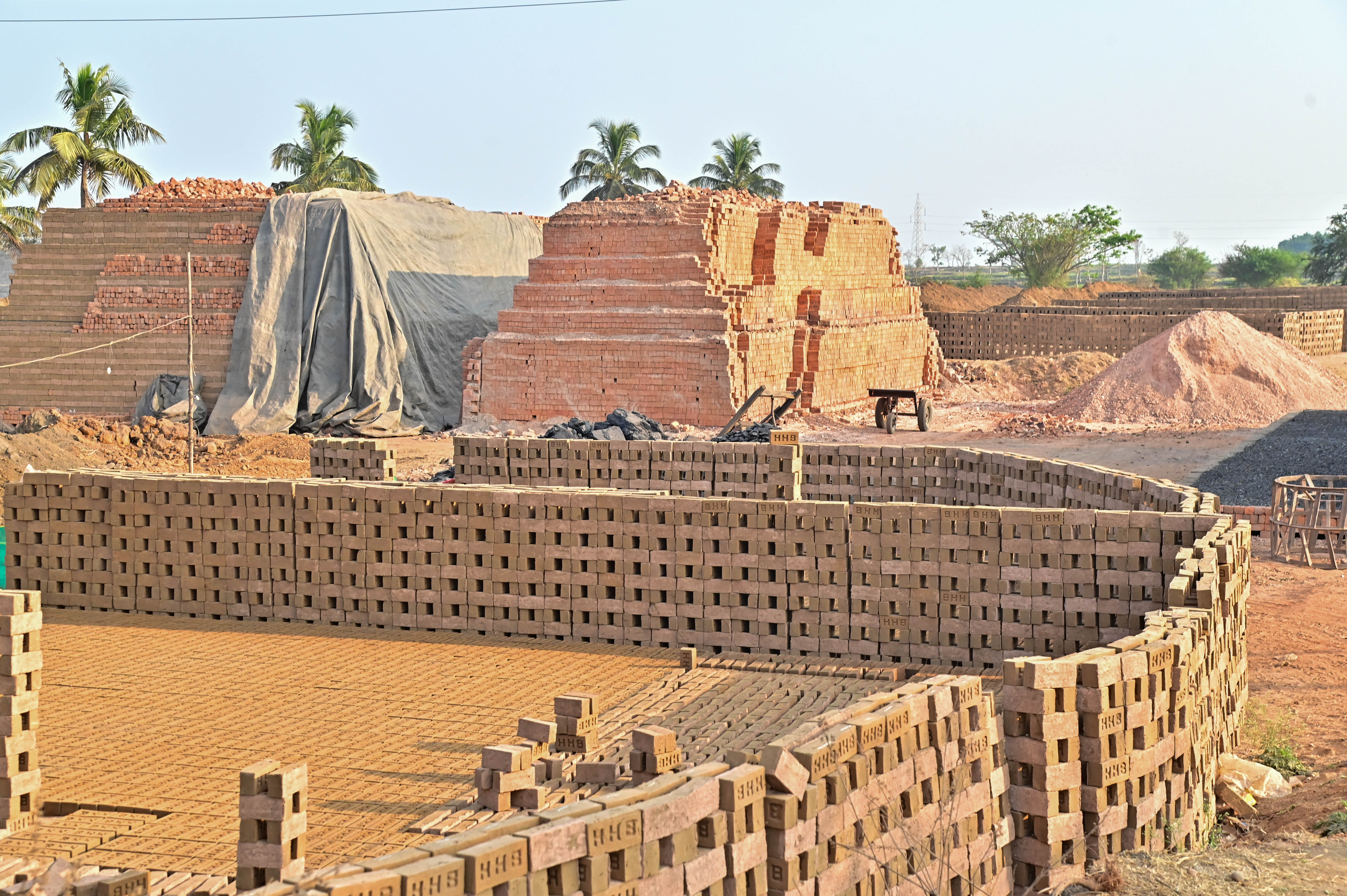 ಇಟ್ಟಿಗೆ ತಯಾರಿಕೆಯಲ್ಲಿ ನಿರತರಾದ ಕಾರ್ಮಿಕ