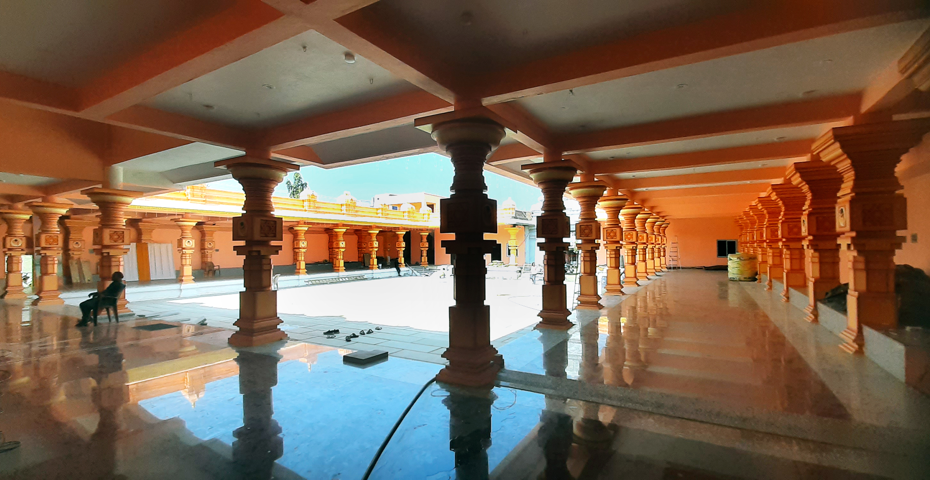 ಬಸವಕಲ್ಯಾಣದ ಬಸವೇಶ್ವರ ದೇವಸ್ಥಾನದ ಹೊಸದಾಗಿ ನಿರ್ಮಿಸಿರುವ ಒಳಾಂಗಣದ