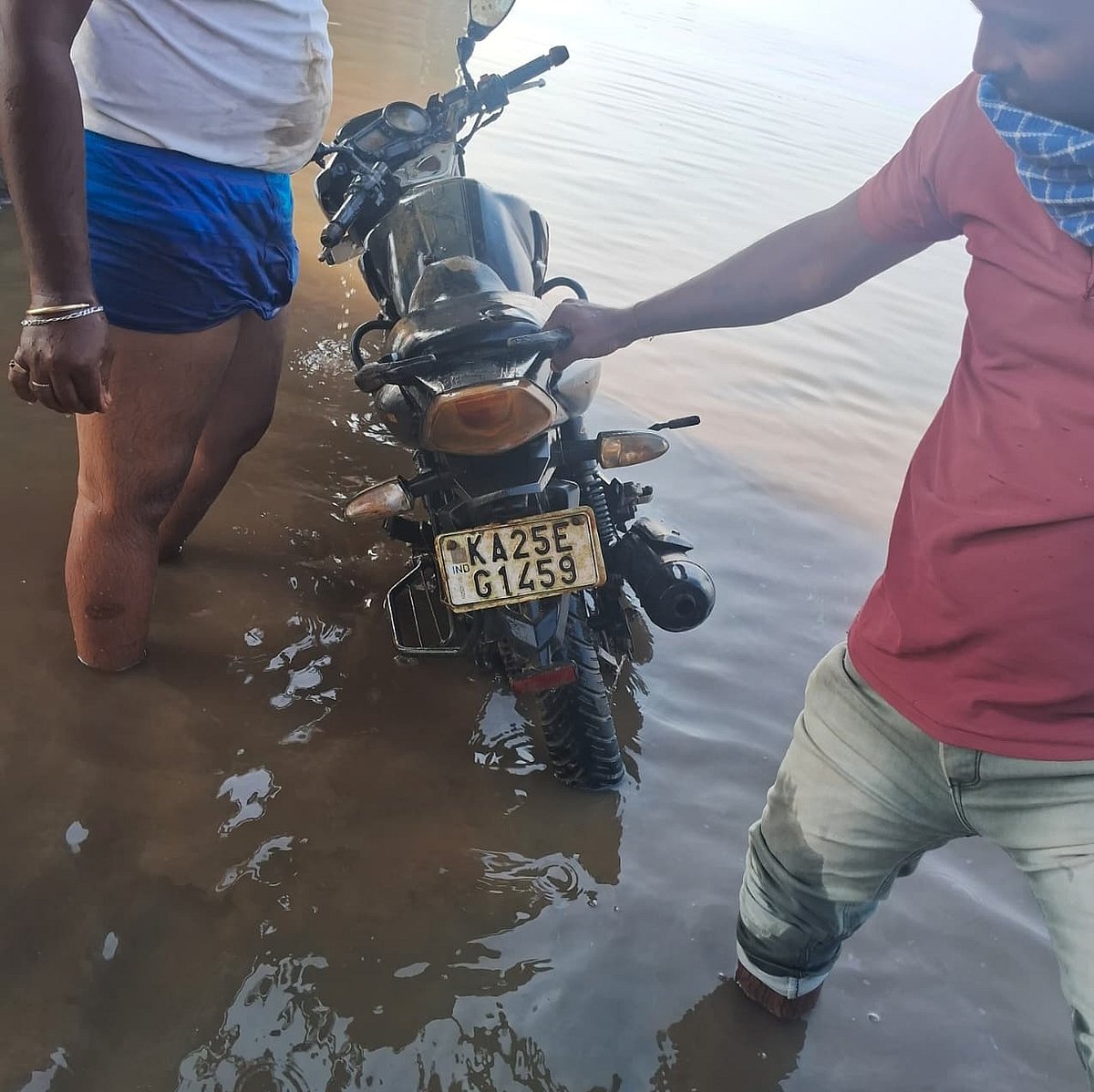 ಬೆಳಗಾವಿ: ಮಲಪ್ರಭಾ ನದಿಯಲ್ಲಿ ಮೂರು ಬೈಕ್‌ ಪತ್ತೆ!