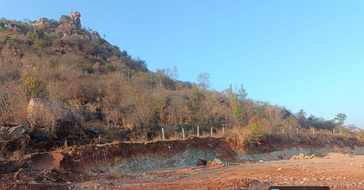 ಹಾರೋಹಳ್ಳಿ: ಚುಳುಕನಗಿರಿ ಬೆಟ್ಟದಲ್ಲಿ ರಾತ್ರಿ ಮಣ್ಣು ಅಗೆದು ಅಗೆದು ಗುಡ್ಡವೇ ಬೋಳು