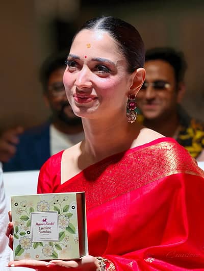 ಕೆಂಪು ಬಣ್ಣದ ಸೀರೆ ಧರಿಸಿದ್ದ ನಟಿ ತಮನ್ನಾ  ಎಲ್ಲರ ಗಮನ ಸೆಳೆದಿದ್ದಾರೆ. ನಟಿಯ ಲುಕ್‌ ಸಾಮಾಜಿಕ ಮಾಧ್ಯಮದಲ್ಲಿ ವ್ಯಾಪಕವಾಗಿ ಹರಿದಾಡುತ್ತಿದೆ