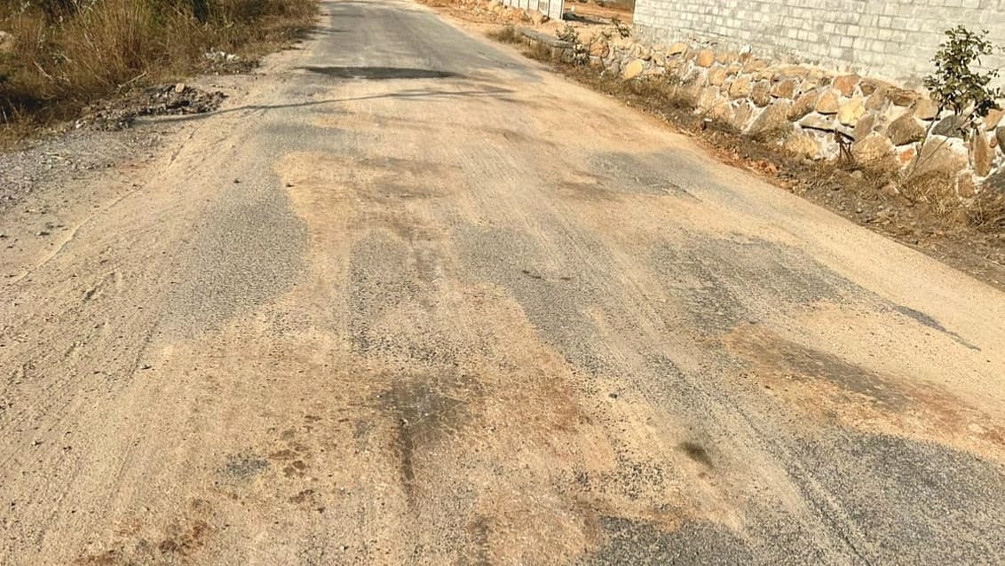 ಚೇಳೂರು: ಎರಡೇ ದಿನಕ್ಕೆ ಕಿತ್ತು ಬಂದ ತೇಪೆ ಕಾಮಗಾರಿ