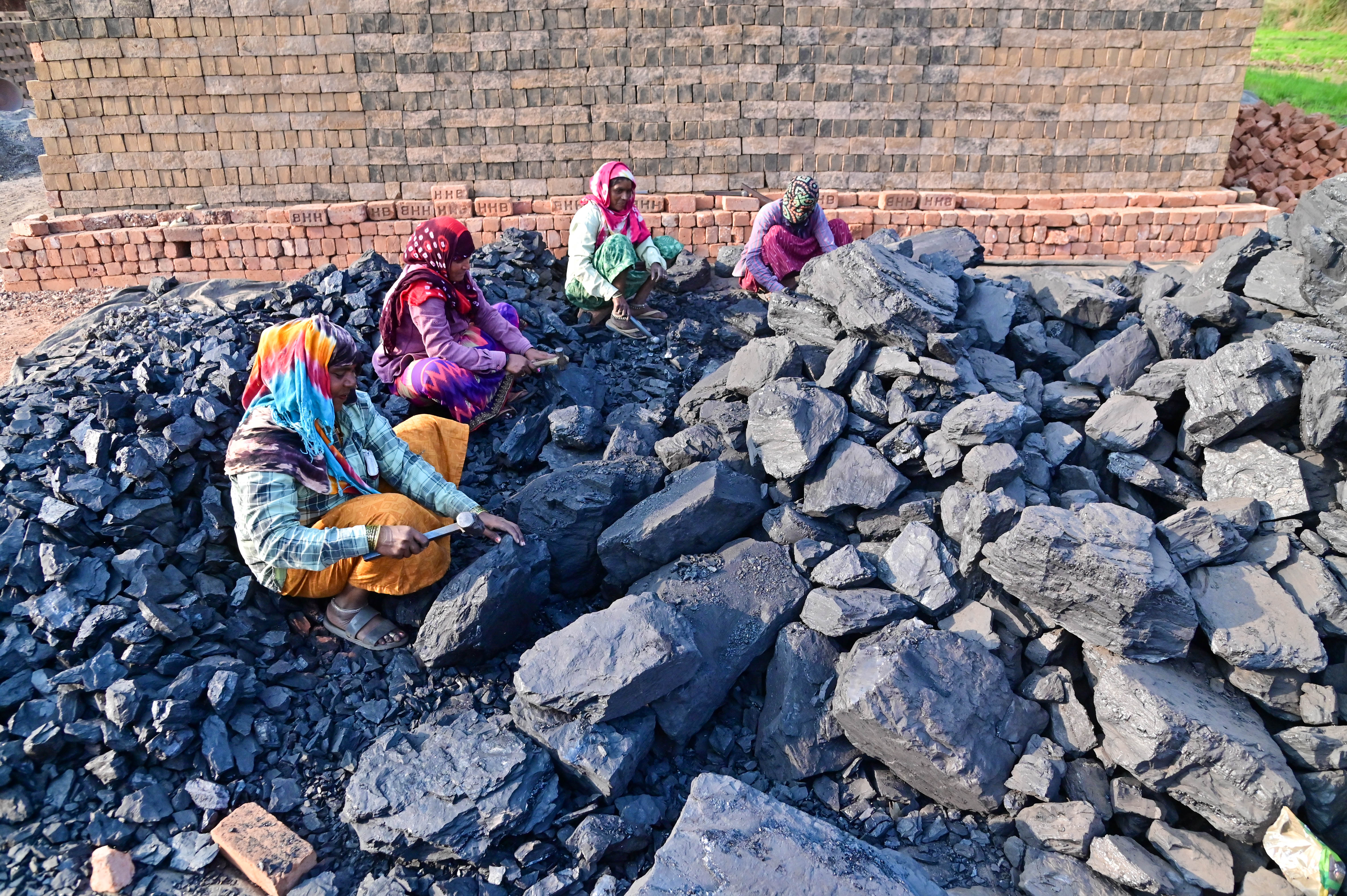 ಕಲ್ಲಿದ್ದಲು ಪುಡಿ ಮಾಡುವ ಕಾಯಕದಲ್ಲಿ ಕಾರ್ಮಿಕರು