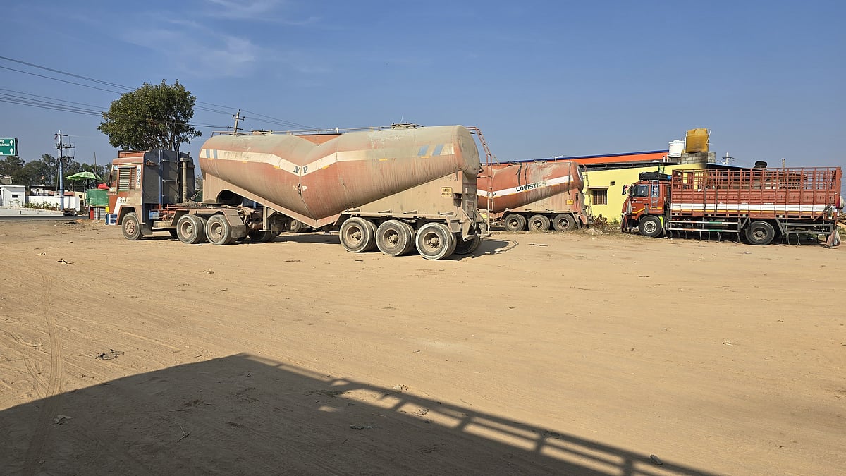 ಚಿಂತಾಮಣಿ: ಲಾರಿ ಚಾಲಕರಿಂದ ಸಿಮೆಂಟ್ ಕಳವು ಶಂಕೆ 