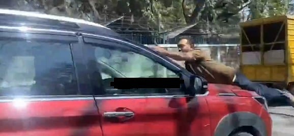 ಬೆಂಗಳೂರು: ಬಾನೆಟ್‌ ಮೇಲೆ ಹತ್ತಿದ್ದ ವ್ಯಕ್ತಿಯನ್ನು ಎಳೆದೊಯ್ದು ದುಷ್ಕೃತ್ಯ