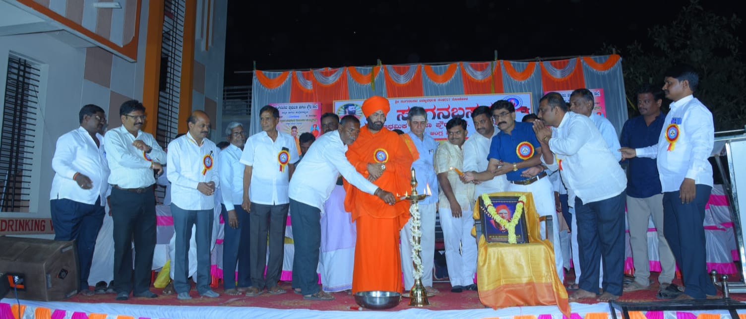 ತಾಲ್ಲೂಕಿನ ರೋಣಿಹಾಳ ಗ್ರಾಮದ ಸಂಗನಬಸವ ವಿದ್ಯಾವರ್ಧಕ ಸಂಘದ ವತಿಯಿಂದ ಹಮ್ಮಿಕೊಂಡಿದ್ದ ಶಾಲಾ ವಾರ್ಷಿಕೋತ್ಸವದಲ್ಲಿ ಗಣ್ಯರು ಉದ್ಘಾಟಿಸಿದರು.