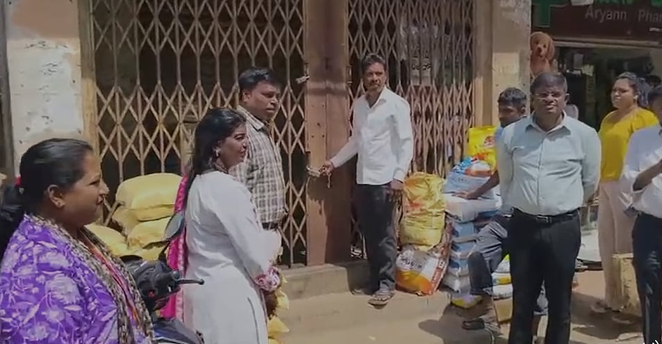 ದೇವನಹಳ್ಳಿ: ಅವಧಿ ಮೀರಿದ ಆಹಾರ ವಸ್ತು ಪತ್ತೆ- ನೋಟಿಸ್