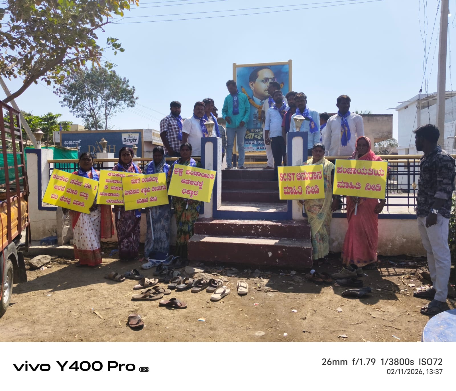 ತಾಳಿಕೋಟೆ: ತಾಲ್ಲೂಕಿನ ಕಲಕೇರಿ ಗ್ರಾಮದ ಗ್ರಾಮ ಪಂಚಾಯತಿಯಲ್ಲಿ ನಡೆದ ಭ್ರಷ್ಟಾಚಾರ ಆರೋಪದ ತನಿಖೆ ಹಾಗೂ ವಿವಿಧ ಬೇಡಿಕೆಗಳ ಈಡೇರಿಕೆಗೆ ಒತ್ತಾಯಿಸಿ ಕರ್ನಾಟಕ ರಾಜ್ಯ ದಲಿತ ಸಂಘರ್ಷ ಸಮಿತಿ(ಸಾಗರ ಬಣ)ಕಲಕೇರಿ ವಲಯ  ಹಾಗೂ ಗ್ರಾಮಶಾಖೆ ಸಹಯೋಗದಲ್ಲಿ  ಕಲಕೇರಿಯಿಂದ ವಿಜಯಪುರ ದವರೆಗೆ ಪಾದಯಾತ್ರೆಗೆ  ಬುಧವಾರ  ಬೆಳಿಗ್ಗೆ ಗ್ರಾಮದ  ಅಂಬೇಡ್ಕರ್ ವೃತ್ತದಲ್ಲಿ ಚಾಲನೆ ನೀಡಲಾಯಿತು.