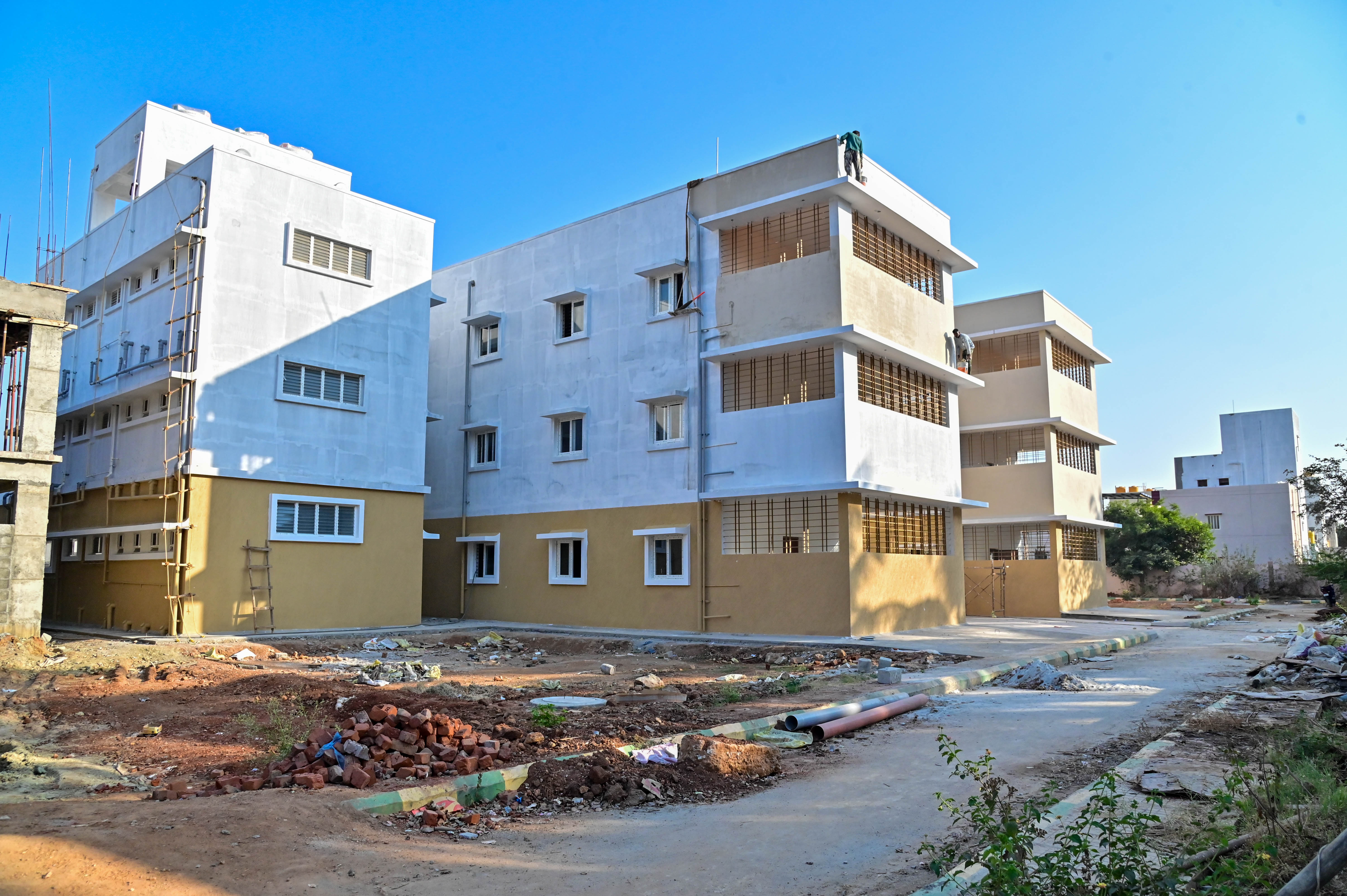 ದಾವಣಗೆರೆಯ ಜೆ.ಎಚ್. ಪಟೇಲ್‌ ನಗರದಲ್ಲಿ ಕಟ್ಟಡ ಕಾರ್ಮಿಕರಿಗೆ ನಿರ್ಮಾಣವಾಗುತ್ತಿರುವ ವಸತಿ ಸಮುಚ್ಚಯ –ಪ್ರಜಾವಾಣಿ ಚಿತ್ರ