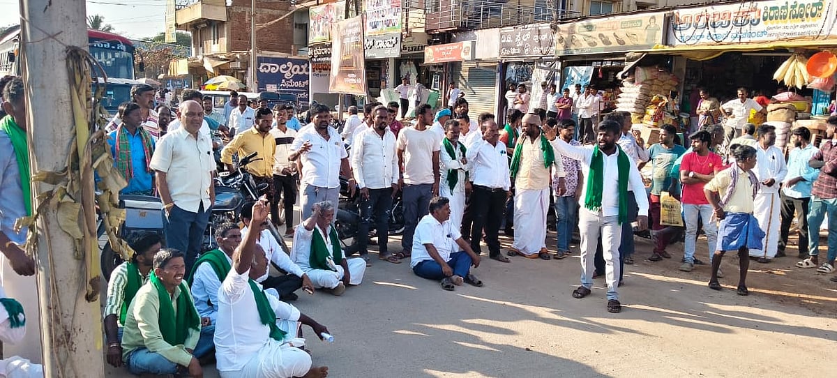 ಜಗಳೂರು: ಏಕರೂಪದಲ್ಲಿ ರಸ್ತೆ ವಿಸ್ತರಣೆಗೆ ಆಗ್ರಹಿಸಿ ಪ್ರತಿಭಟನೆ