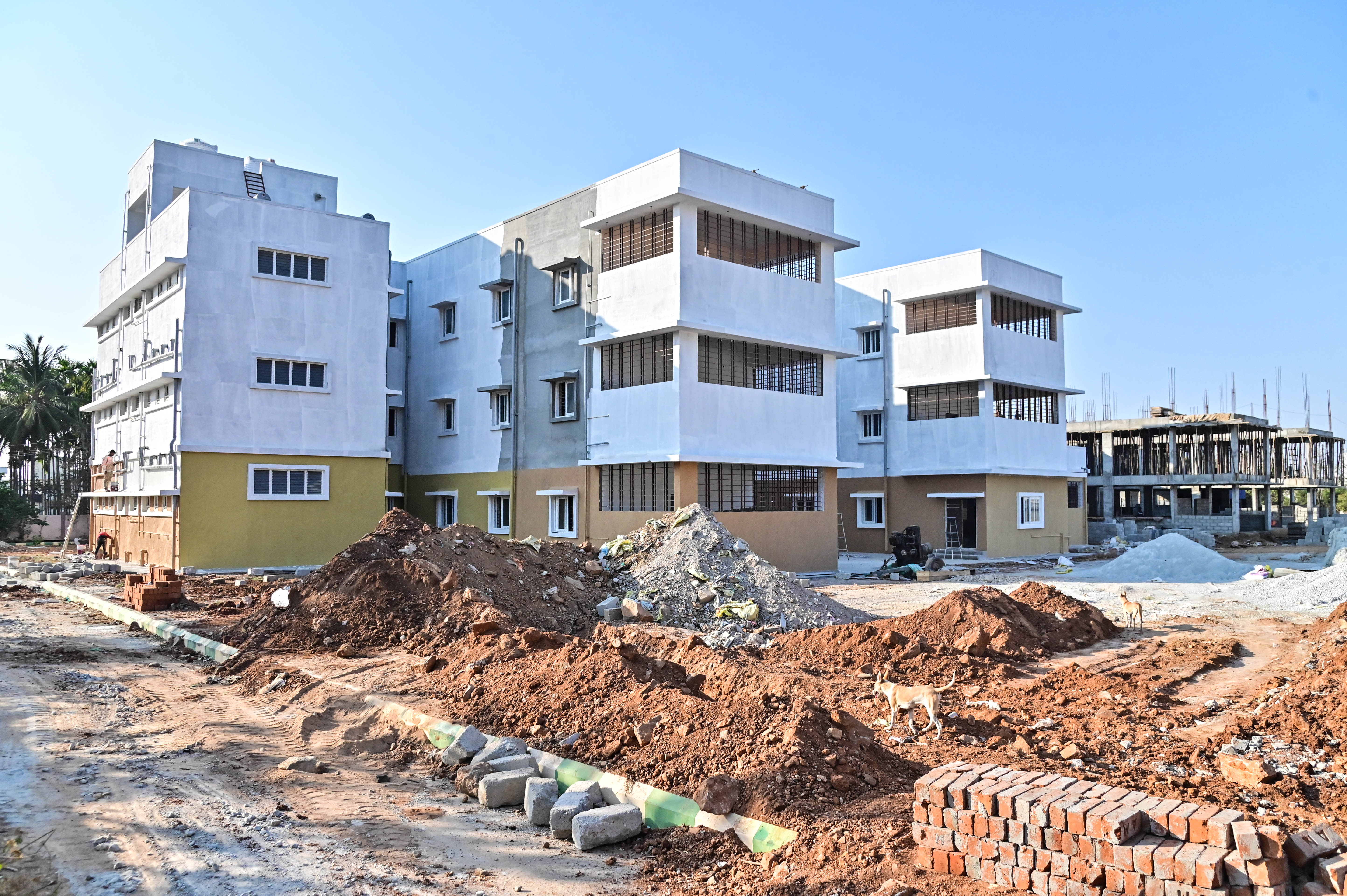 ದಾವಣಗೆರೆಯ ಜೆ.ಎಚ್. ಪಟೇಲ್‌ ನಗರದಲ್ಲಿ ಕಟ್ಟಡ ಕಾರ್ಮಿಕರಿಗೆ ನಿರ್ಮಾಣವಾಗುತ್ತಿರುವ ವಸತಿ ಸಮುಚ್ಚಯ –ಪ್ರಜಾವಾಣಿ ಚಿತ್ರ