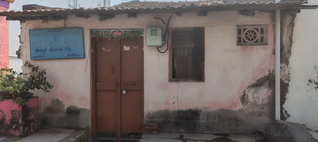 - ಚಿಕ್ಕೋಡಿ ತಾಲ್ಲೂಕಿನ ಕಬ್ಬೂರ ಪಟ್ಟಣದ ಗೋಂಧಳಿ ಗಲ್ಲಿಯಲ್ಲಿ ಬಾಡಿಗೆ ಕಟ್ಟಡದಲ್ಲಿರುವ ಅಂಗನವಾಡಿ ಕೇಂದ್ರ