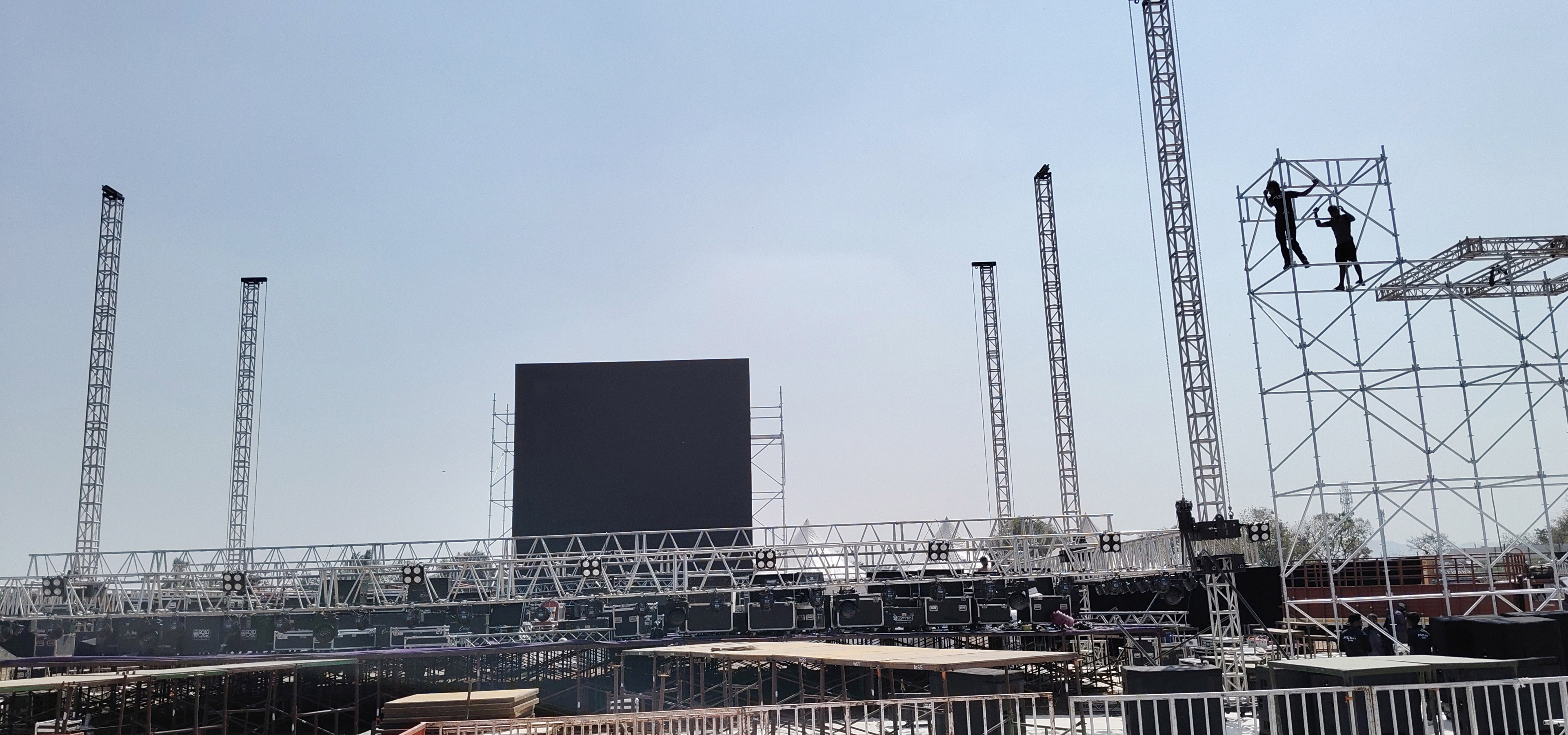 ಕಂಪ್ಲಿ ಉತ್ಸವ ಅಂಗವಾಗಿ ಸುಂದರಿ ಸಕ್ಕರೆ ಕಾರ್ಖಾನೆ ಮೈದಾನದಲ್ಲಿ ಸಿದ್ಧವಾಗಿರುವ ಗಂಡಗಲಿ ಕುಮಾರರಾಮ ವೇದಿಕೆ 