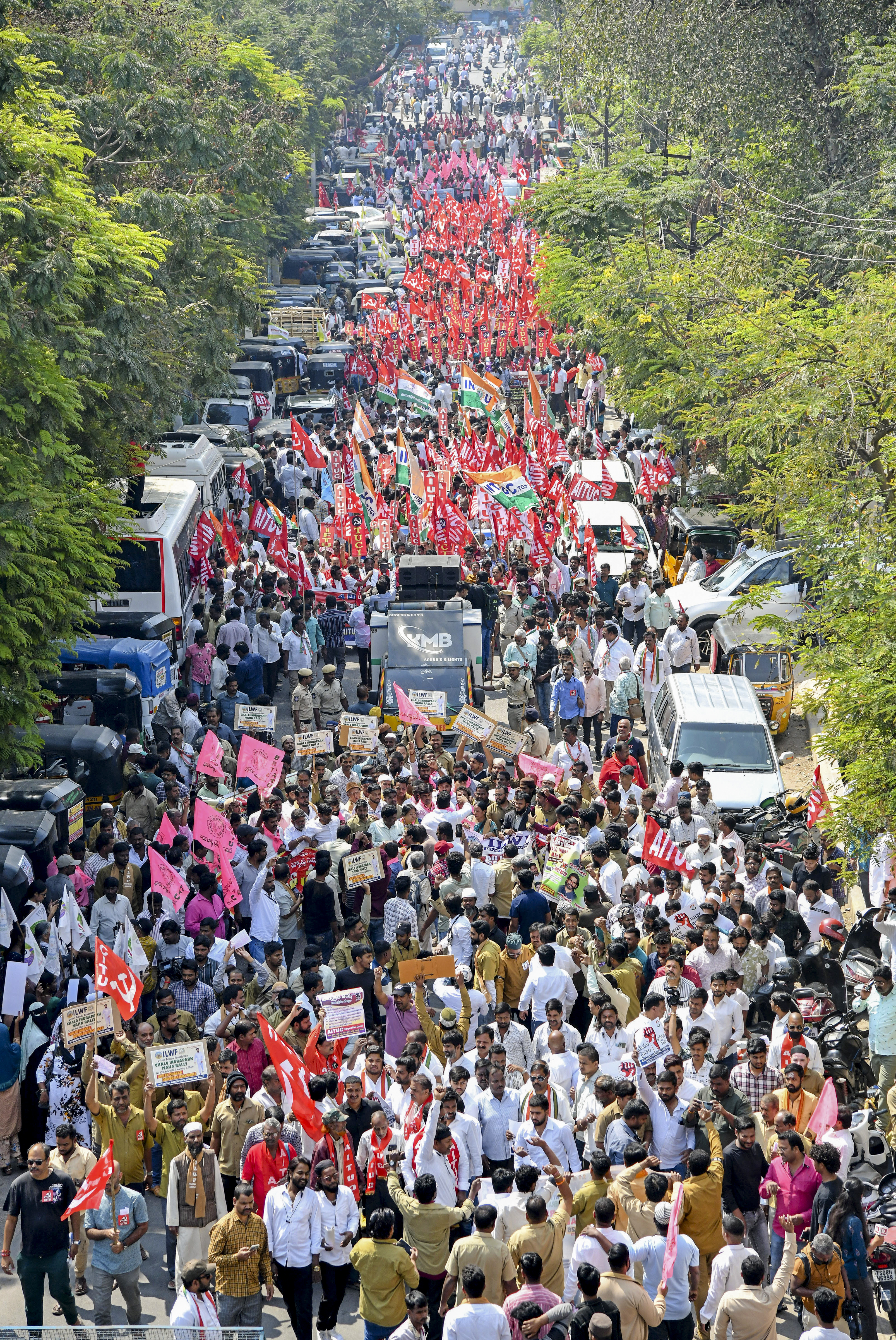 ನಾಲ್ಕು ಕಾರ್ಮಿಕ ಸಂಹಿತೆಗಳನ್ನು ಹಿಂಪಡೆಯುವಂತೆ ಒತ್ತಾಯಿಸಿ ಹೈದರಾಬಾದ್‌ನಲ್ಲಿ ಎಡಪಕ್ಷಗಳ ಜಂಟಿ ವೇದಿಕೆ ಕರೆ ನೀಡಿದ್ದ ಪ್ರತಿಭಟನೆಯಲ್ಲಿ ಸಾವಿರಾರು ಕಾರ್ಮಿಕರು ಭಾಗವಹಿಸಿದ್ದರು.