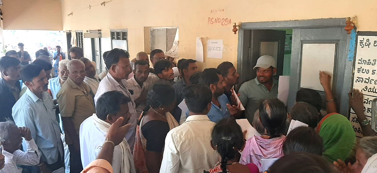 ಹೂವಿನಹಡಗಲಿ: ಮೆಕ್ಕೆಜೋಳ ಪಿಡಿಪಿಎಸ್ ಬೆಳೆ ನೋಂದಣಿಗೆ ನೂಕು ನುಗ್ಗಲು