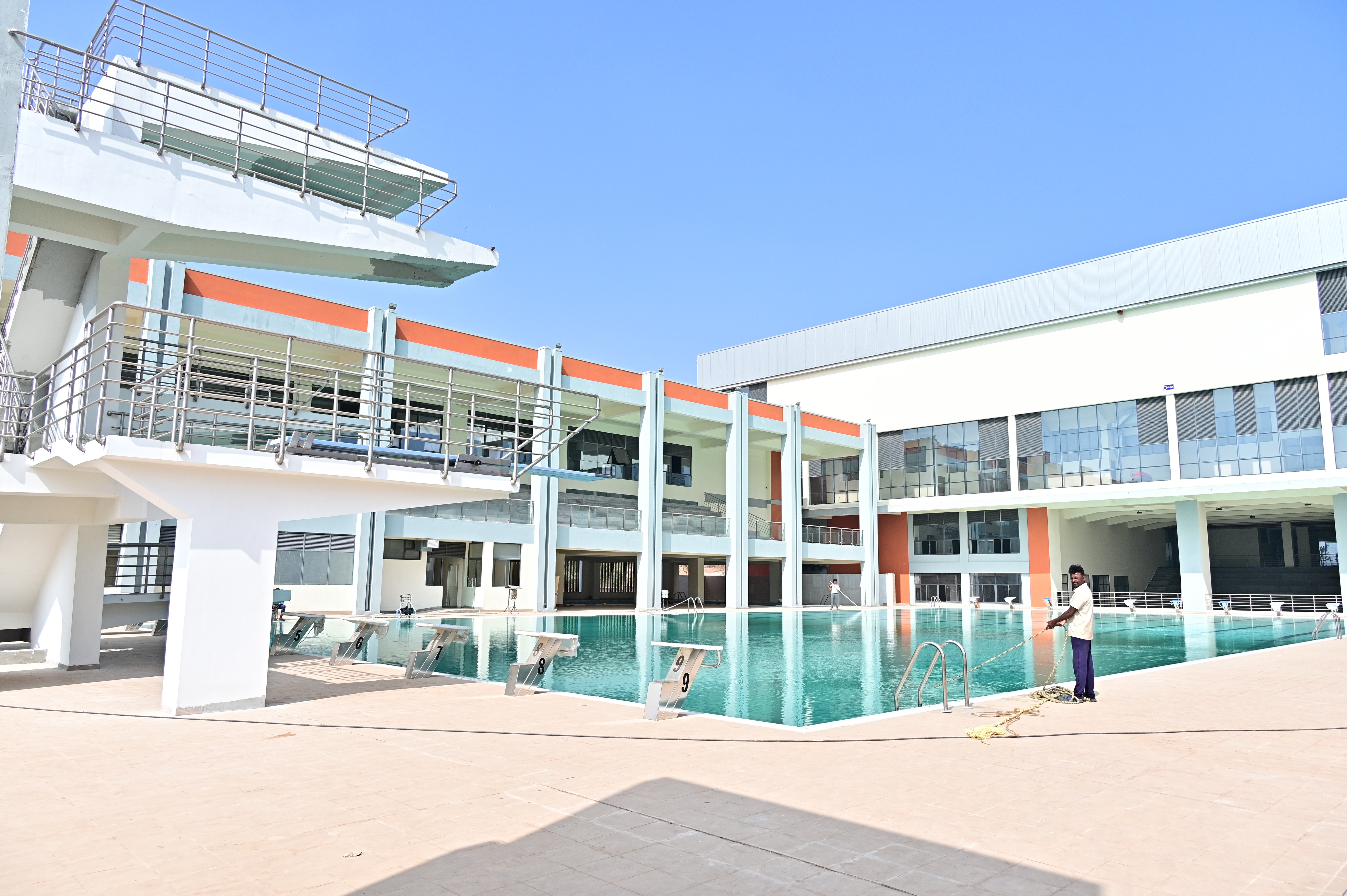 ಹುಬ್ಬಳ್ಳಿಯ ಲೋಹಿಯಾ ನಗರದಲ್ಲಿ ಸ್ಮಾರ್ಟ್‌ ಸಿಟಿ ಯೋಜನೆಯಡಿ ನಿರ್ಮಾಣವಾದ ಕ್ರೀಡಾ ಸಂಕೀರ್ಣದಲ್ಲಿನ ಈಜುಕೊಳ
ಪ್ರಜಾವಾಣಿ ಚಿತ್ರ: ಗೋವಿಂದರಾಜ ಜವಳಿ