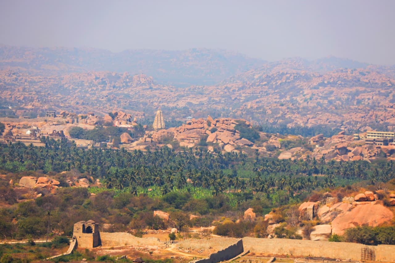 ಹಂಪಿ ಉತ್ಸವ ಪ್ರಯುಕ್ತ ಹೆಲಿಕಾಪ್ಟರ್‌ ಯಾನ ಗುರುವಾರ ಆರಂಭವಾಗಿದ್ದುಕಲ್ಲುಬಂಡೆಗಳ ನಡುವೆ ವಿರೂಪಾಕ್ಷ ದೇವಸ್ಥಾನದ ಗೋಪುರ ಕಾಣಿಸಿದ್ದು ಹೀಗೆ     