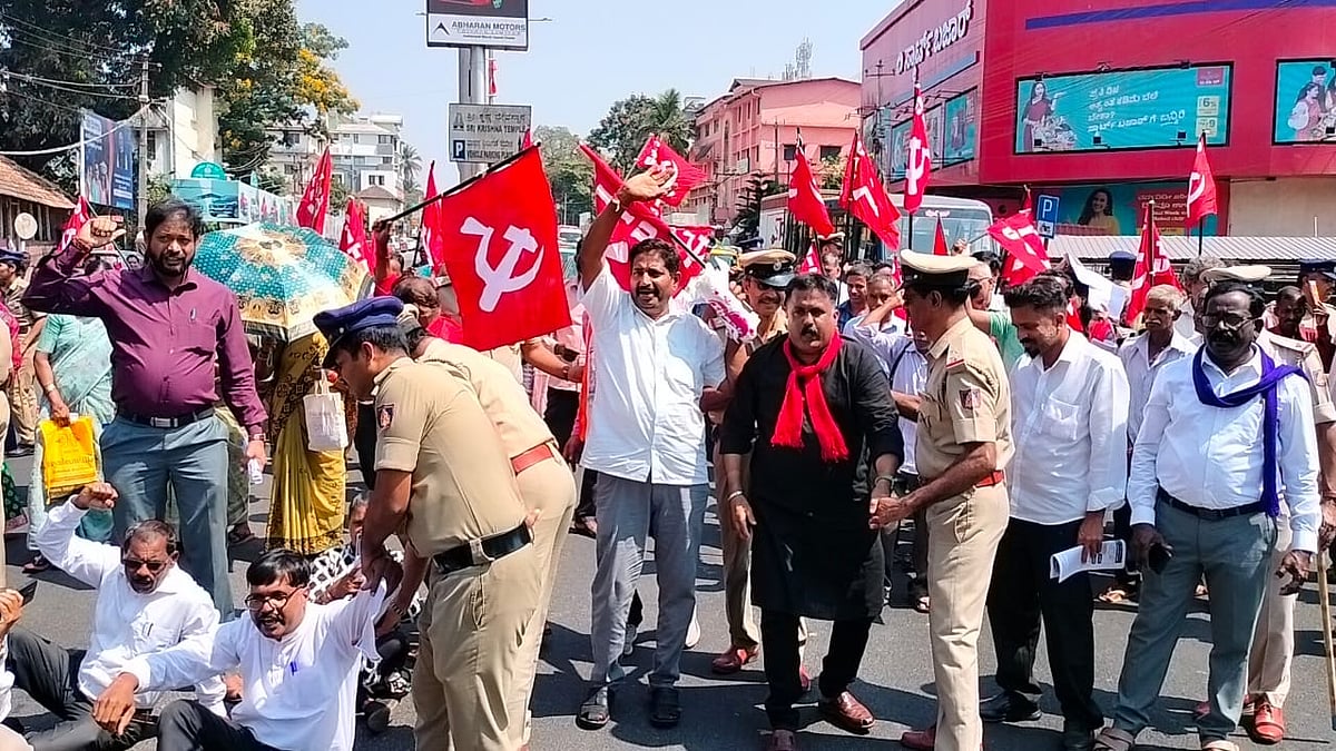 ಉಡುಪಿ: ಕಾರ್ಮಿಕ ಸಂಹಿತೆ ವಿರೋಧಿಸಿ ರಸ್ತೆ ತಡೆದು ಪ್ರತಿಭಟನೆ