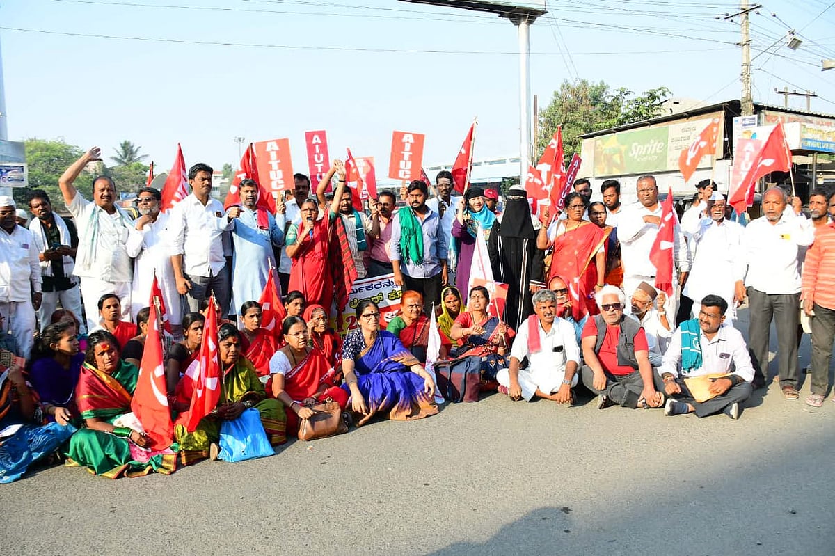 ಮುಷ್ಕರ: ಬಸ್ ನಿಲ್ದಾಣದ ಎದುರು ಕಾರ್ಮಿಕರು, ರೈತ ಸಂಘಟನೆಗಳ ಪ್ರತಿಭಟನೆ