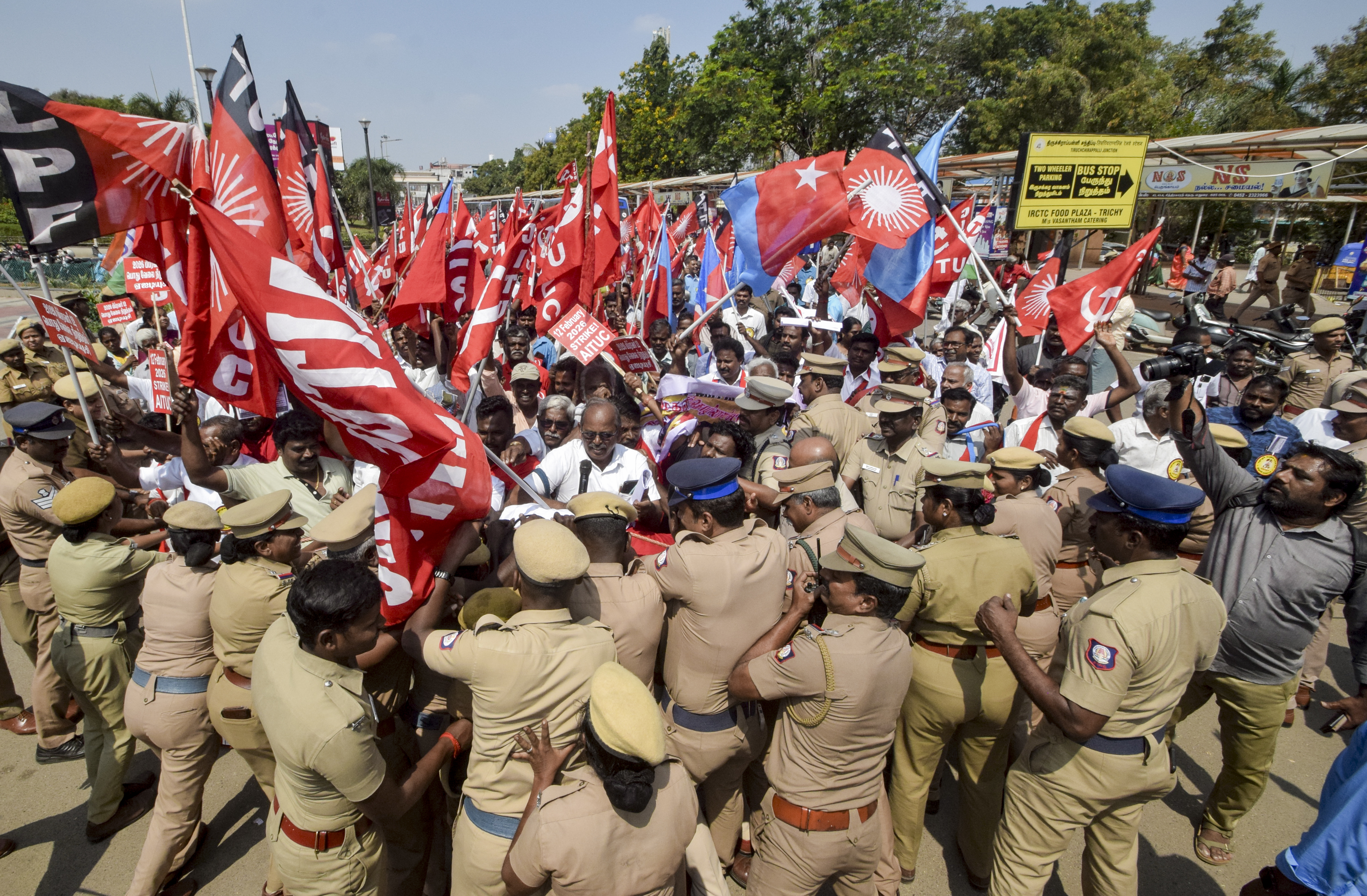 ತಮಿಳುನಾಡಿನ ತಿರುಚಿರಾಪಳ್ಳಿಯಲ್ಲಿ ರೈಲು ಸಂಚಾರಕ್ಕೆ ಅಡ್ಡಿಪಡಿಸಲು ಯತ್ನಿಸಿದ ಕಾರ್ಮಿಕರನ್ನು ಪೊಲೀಸರು ತಡೆದರು.