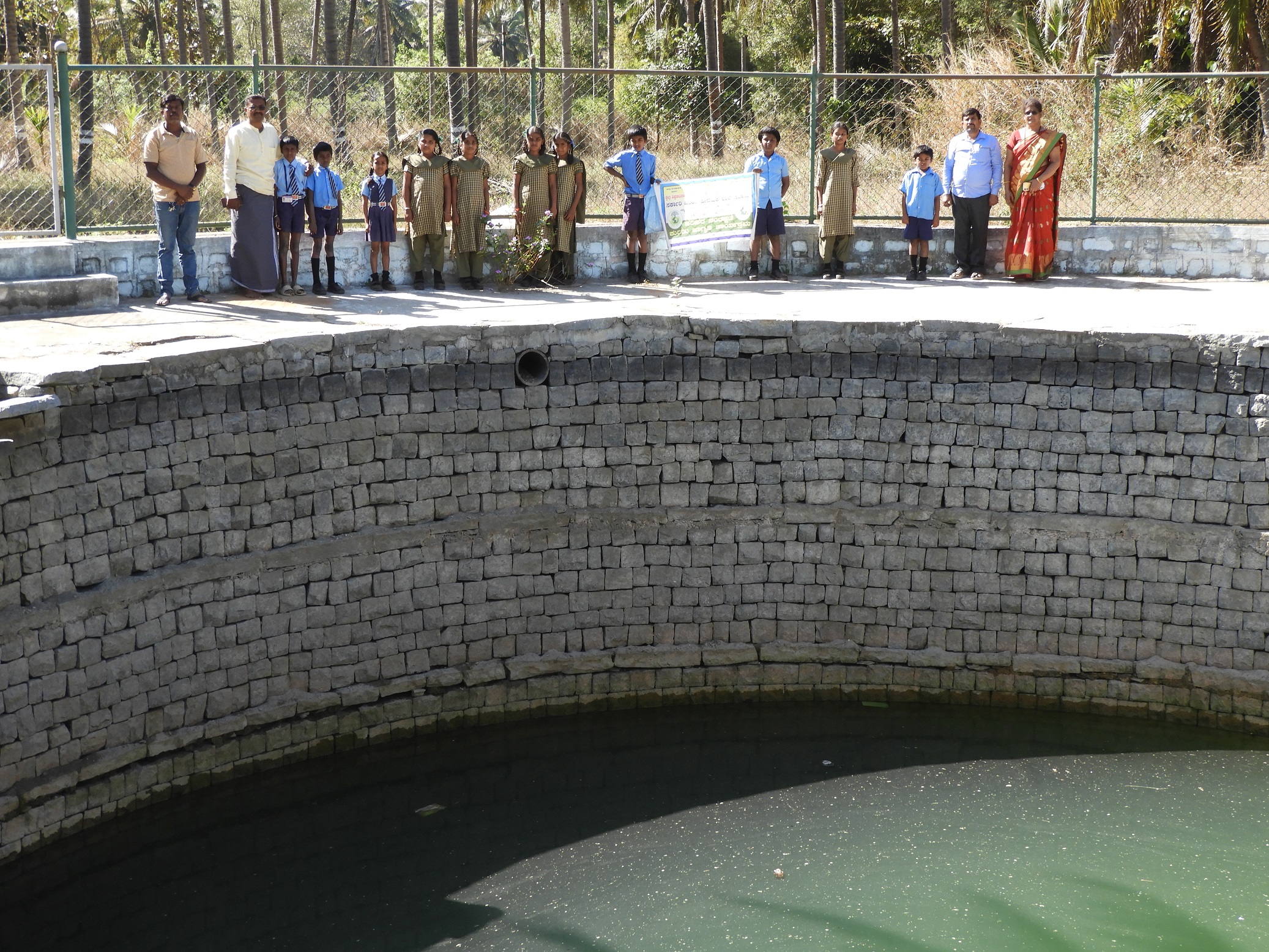 ಶ್ರವಣಬೆಳಗೊಳ ಹೋಬಳಿಯ ಕಬ್ಬಾಳು ಸರ್ಕಾರಿ ಹಿರಿಯ ಪ್ರಾಥಮಿಕ ಶಾಲೆಯ ಇಕೊ ಕ್ಲಬ್ ವಿದ್ಯಾರ್ಥಿಗಳು ಬೆಕ್ಕದಲ್ಲಿರುವ ಸಾವಯವ ಕೃಷಿ ಕ್ಷೇತ್ರದಲ್ಲಿರುವ ತೆರೆದ ಬಾವಿ ವೀಕ್ಷಿಸಿದರು