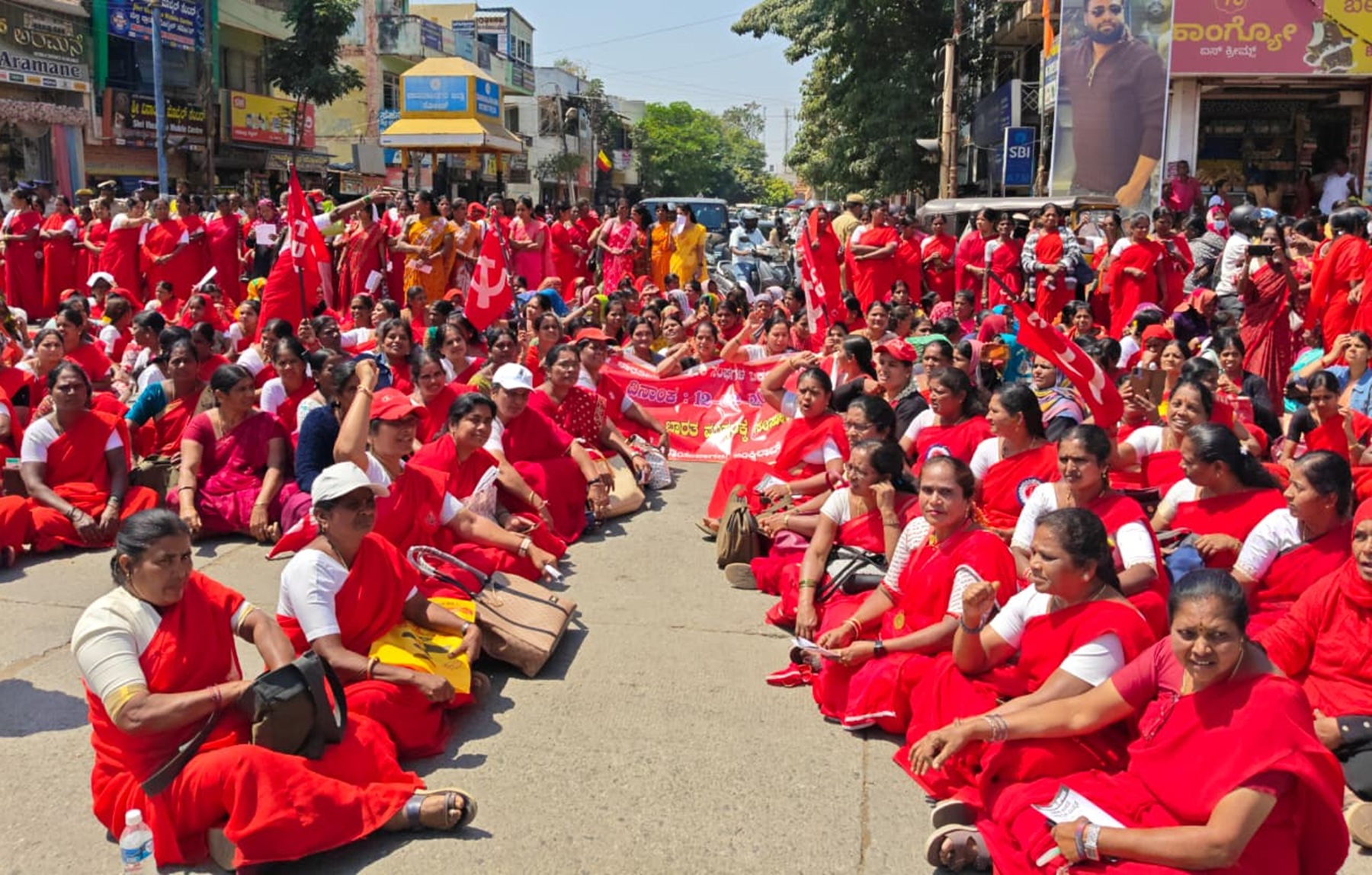 ವಿವಿಧ ಬೇಡಿಕೆಗಳ ಈಡೇರಿಕೆಗೆ ಒತ್ತಾಯಿಸಿ ಅಂಗನವಾಡಿ ಕಾರ್ಯಕರ್ತೆಯರು ಗುರುವಾರ ಪ್ರತಿಭಟನೆ ನಡೆಸಿದರು