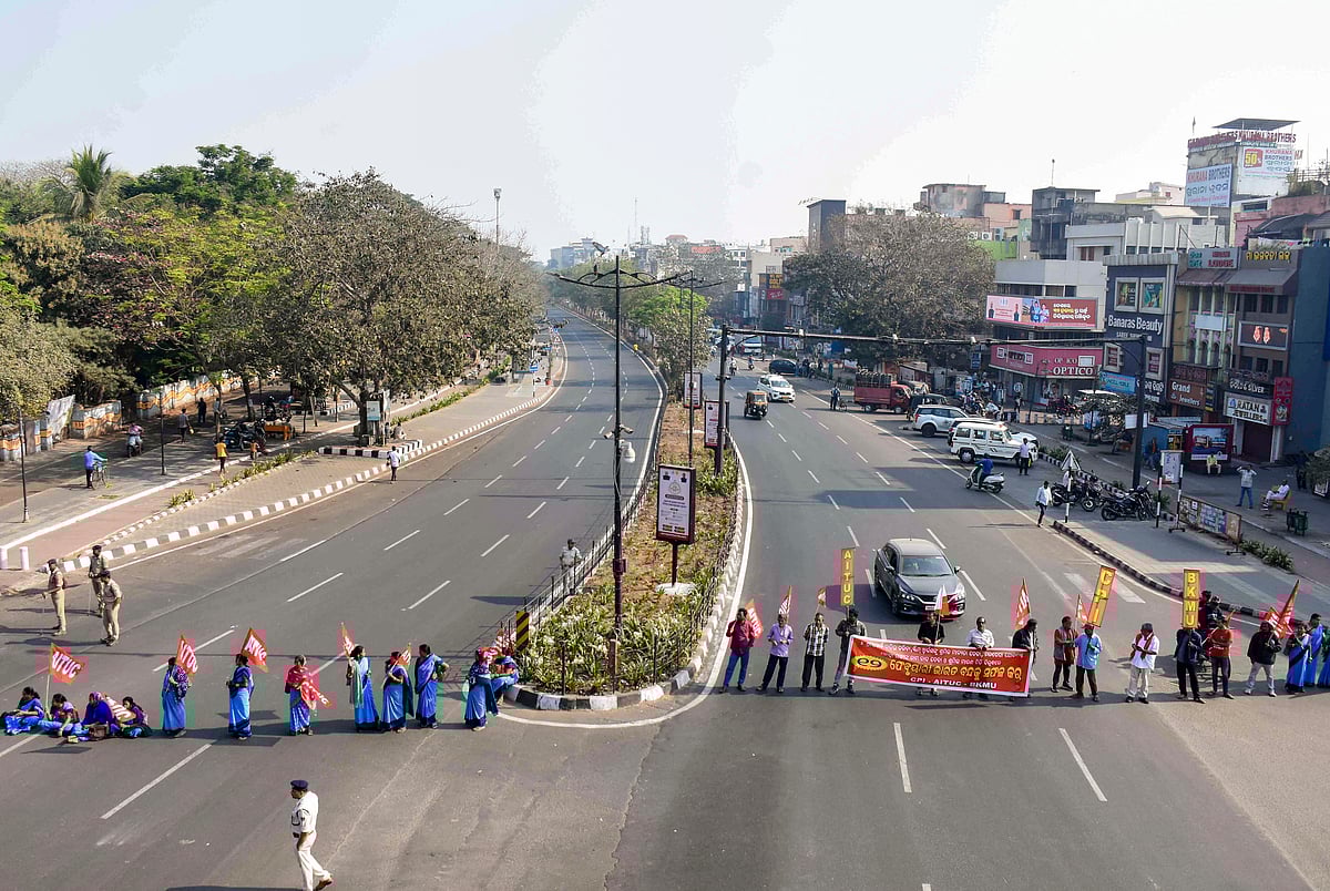 4 ಕಾರ್ಮಿಕ ಸಂಹಿತೆ ವಿರೋಧಿಸಿ ಸಾರ್ವತ್ರಿಕ ಮುಷ್ಕರ: ದೇಶದಾದ್ಯಂತ ಉತ್ತಮ ಬೆಂಬಲ 