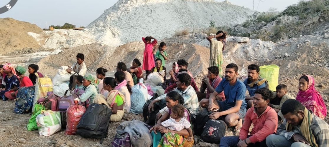 ಇಳಕಲ್ ತಾಲ್ಲೂಕಿನ ಸಂಕ್ಲಾಪೂರ ಗ್ರಾಮದ ಹತ್ತಿರ ಇಟ್ಟಂಗಿಭಟ್ಟಿಯಲ್ಲಿ ಜೀತಕ್ಕಿದ್ದ 5 ಬಾಲಕಾರ್ಮಿಕರು 20 ಕಾರ್ಮಿಕರು 9 ಮಕ್ಕಳು ಸೇರಿ 34 ಜನರನ್ನು ಕಾರ್ಮಿಕ ಇಲಾಖೆ ಅಧಿಕಾರಿಗಳು ತಹಶೀಲ್ದಾರ್ ಹಾಗೂ ಪೊಲೀಸರು ಜೀತಮುಕ್ತ ಮಾಡಿದರು.