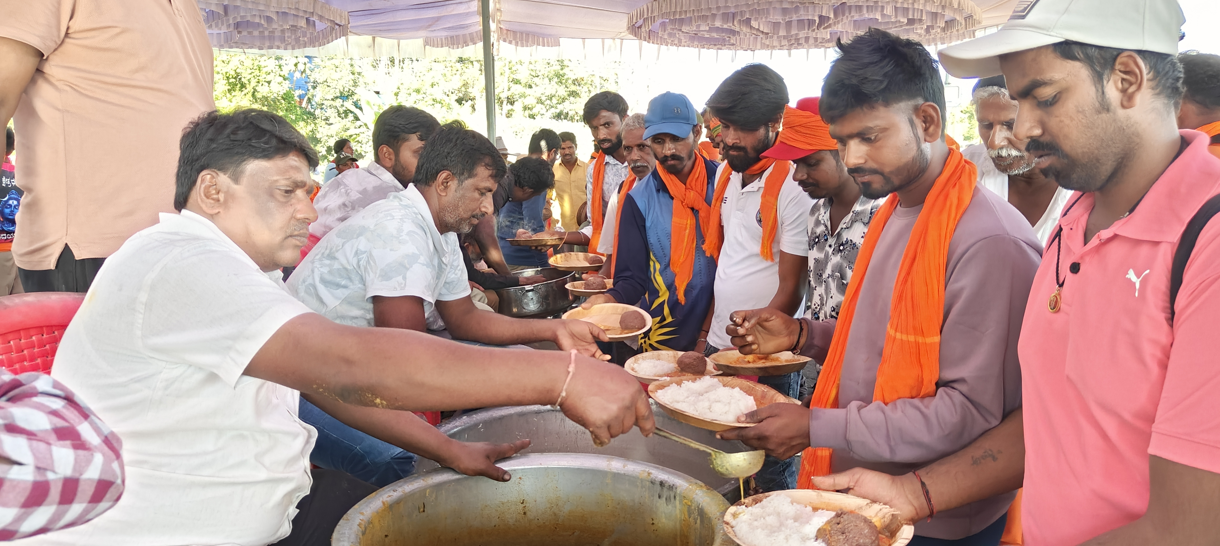 ಮೂಡಿಗೆರೆ ತಾಲ್ಲೂಕಿನ ಅತ್ತಿಗೆರೆ ಬಳಿ ಬೆಂಗಳೂರಿನ ಕೆ.ಆರ್.ಪುರದ ತಂಡವೊಂದು ಭಕ್ತರಿಗೆ ಊಟ ಬಡಿಸುತ್ತಿರುವುದು