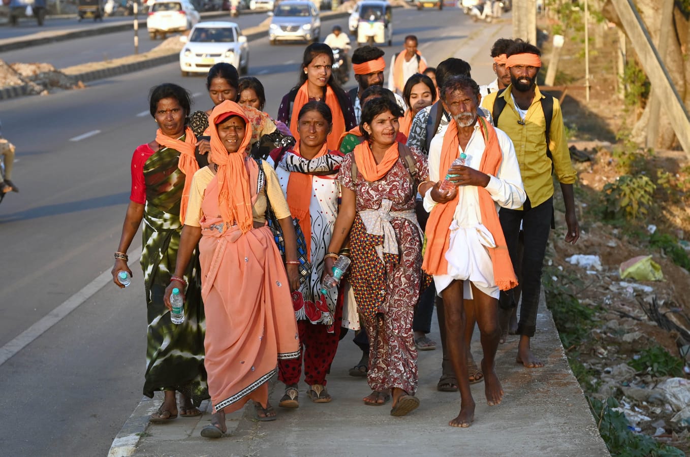 ಚಿಕ್ಕಮಗಳೂರಿನ ಹೊರ ವಲಯದಲ್ಲಿ ತಂಟವಾಗಿ ಸಾಗುತ್ತಿರುವ ಭಕ್ತರು