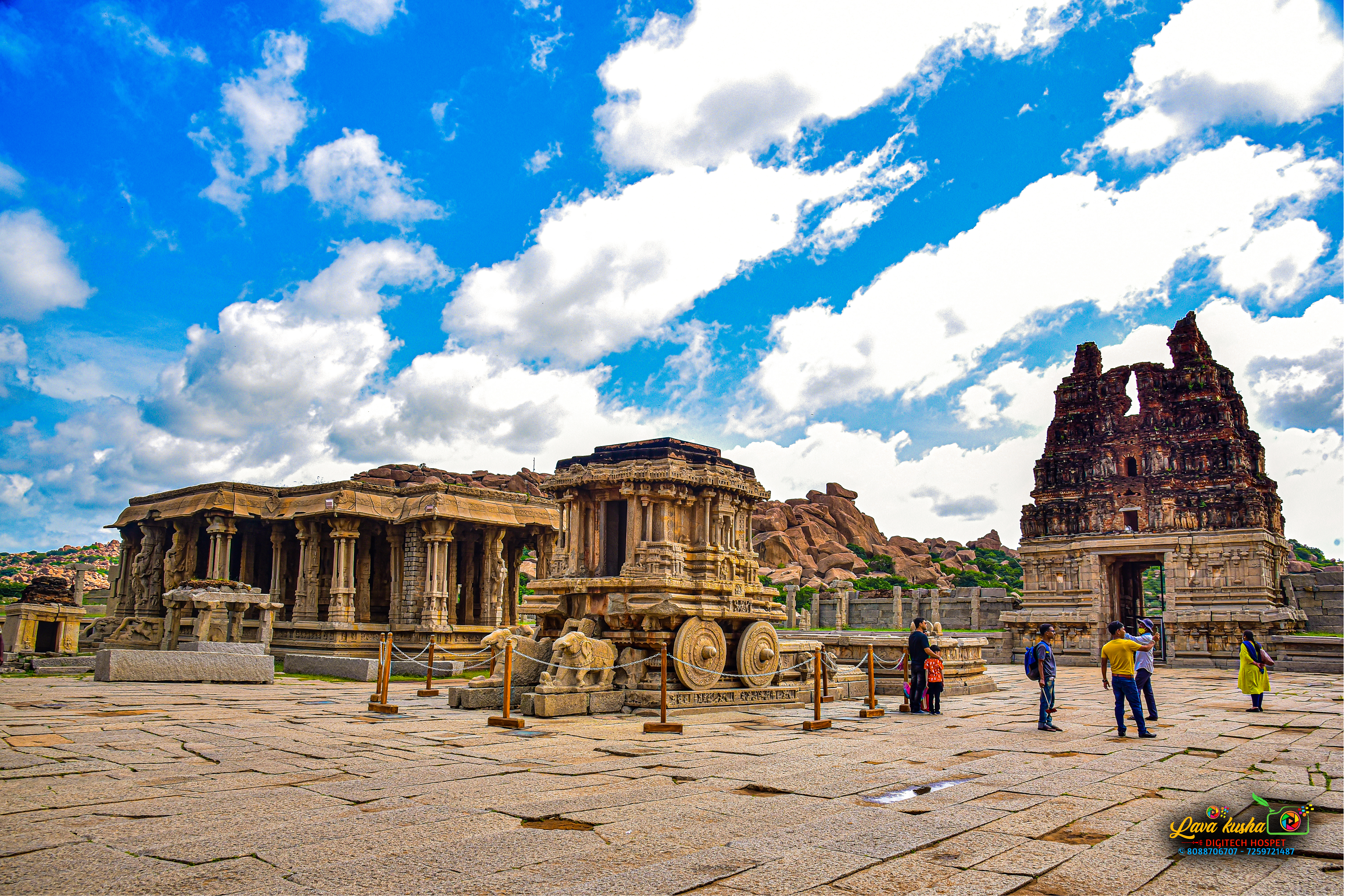 ಹಂಪಿ ವಿಜಯ ವಿಠ್ಠಲ ದೇವಸ್ಥಾನ ಆವರಣದಲ್ಲಿರುವ ಕಲ್ಲಿನ ರಥ
