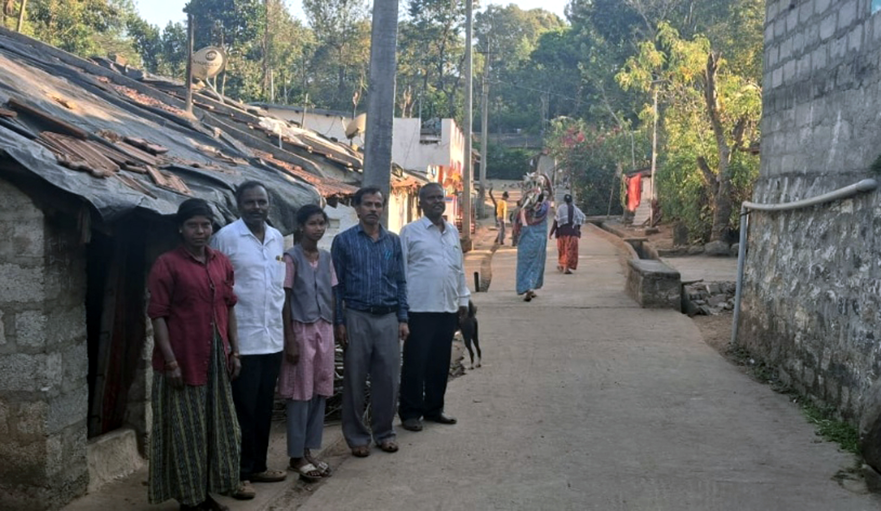 ಯಳಂದೂರು ತಾಲ್ಲೂಕಿನ ಬಿಳಿಗಿರಿಬೆಟ್ಟದ ಮಕ್ಕಳ ಹಾಡಿಗಳಿಗೆ ವಿಜಿಕೆಕೆ ಶಾಲೆಯ ಮುಖ್ಯ ಶಿಕ್ಷಕ ಸುಂದರೇಶ್ ಮತ್ತು ಶಿಕ್ಷಕರು ಭೇಟಿ ನೀಡಿ ಪೋಷಕರೊಡನೆ ಚರ್ಚಿಸಿದರು.