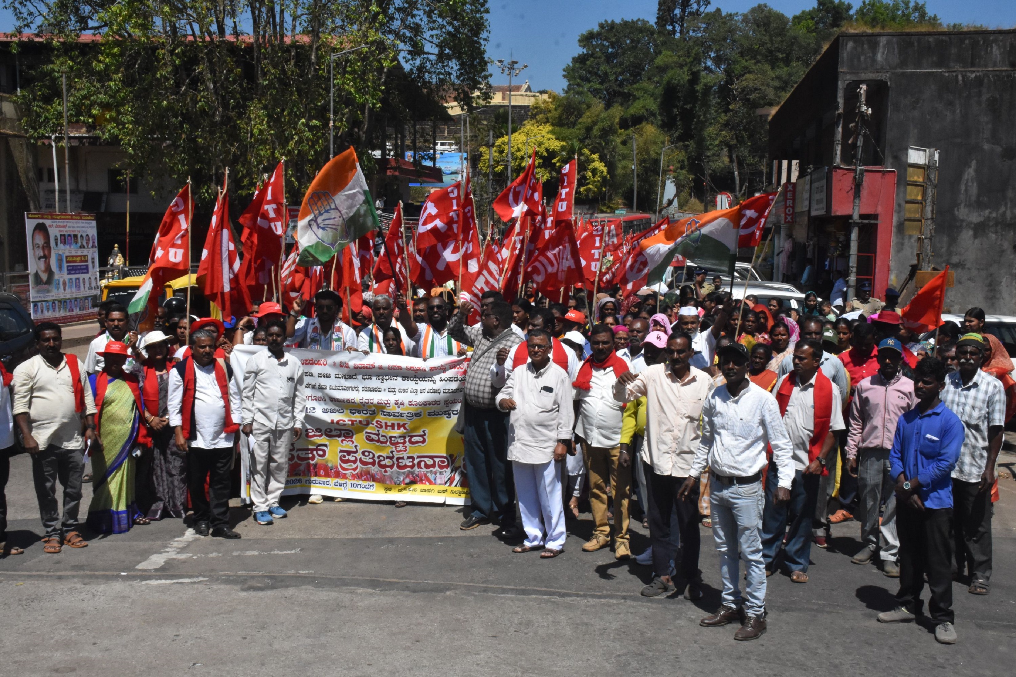 ನಾಲ್ಕು ಕಾರ್ಮಿಕ ಸಂಹಿತೆಗಳನ್ನು ವಾಪಸ್ ಪಡೆಯಬೇಕು ಎಂಬುದು ಸೇರಿದಂತೆ ವಿವಿಧ ಬೇಡಿಕೆಗಳ ಈಡೇರಿಕೆ ಒತ್ತಾಯಿಸಿ ಗುರುವಾರ ಮಡಿಕೇರಿ ನಗರದಲ್ಲಿ ಕಾರ್ಮಿಕ ಸಂಘಟನೆಗಳ ಜಂಟಿ ಸಮಿತಿ ನೇತೃತ್ವದಲ್ಲಿ ವಿವಿಧ ಕಾರ್ಮಿಕ ಸಂಘಟನೆಗಳ ಕಾರ್ಯಕರ್ತರು ಪ್ರತಿಭಟನೆ ನಡೆಸಿದರು