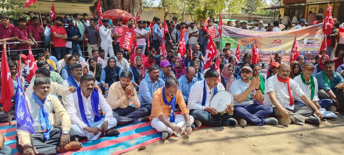 ಹೊಸಕೋಟೆ ತಾಲ್ಲೂಕು ಕಚೇರಿ ಮುಂಭಾಗ ಬಂದ್ ಬೆಂಬಲಿಸಿ ವಿವಿಧ ಸಂಘಟನೆಗಳು ಪದಾಧಿಕಾರಿಗಳು ಪ್ರತಿಭಟನೆ ನಡೆಸಿದರು