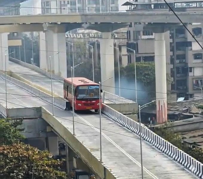 Fack Check: ಠಾಣೆ ಮೇಲ್ಸೇತುವೆಯಲ್ಲಿ ಬಸ್ ಸಿಕ್ಕಿಹಾಕಿಕೊಂಡಿದೆ ಎಂಬುದು ಸುಳ್ಳು