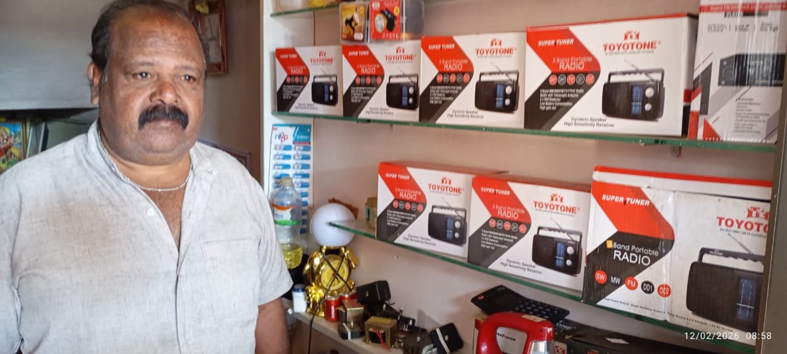 ನಾಪೋಕ್ಲುವಿನ ವ್ಯಾಪಾರಿ ದೊರೆಸ್ವಾಮಿ ಅವರು ರೇಡಿಯೊ ವ್ಯಾಪಾರದಲ್ಲಿ ತೊಡಗಿರುವುದು