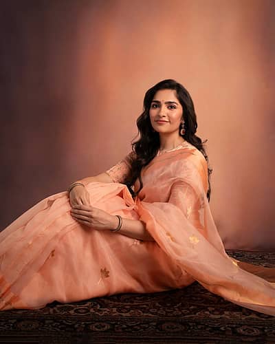 ನಟಿ ರುಕ್ಮಿಣಿ ವಸಂತ್  ಅವರು ಪೀಚ್ ಬಣ್ಣದ  ಸೀರೆ ಧರಿಸಿ ಫೋಟೊ ಕ್ಲಿಕ್ಕಿಸಿಕೊಂಡಿದ್ದಾರೆ.