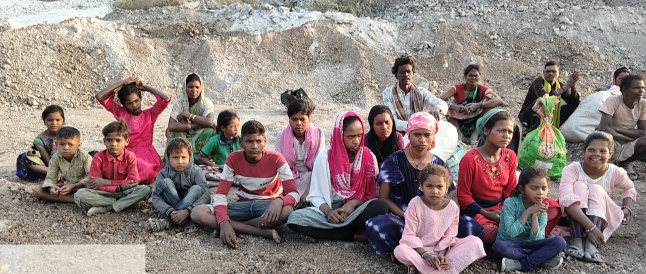 ಇಳಕಲ್ ತಾಲ್ಲೂಕಿನ ಸಂಕ್ಲಾಪೂರ ಗ್ರಾಮದ ಹತ್ತಿರ ಇಟ್ಟಂಗಿಭಟ್ಟಿಯಲ್ಲಿ ಜೀತಕ್ಕಿದ್ದ 5 ಬಾಲಕಾರ್ಮಿಕರು 20 ಕಾರ್ಮಿಕರು 9 ಮಕ್ಕಳು ಸೇರಿ 34 ಜನರನ್ನು ಕಾರ್ಮಿಕ ಇಲಾಖೆ ಅಧಿಕಾರಿಗಳು ತಹಶೀಲ್ದಾರ್ ಹಾಗೂ ಪೊಲೀಸರು ಜೀತಮುಕ್ತ ಮಾಡಿದರು.