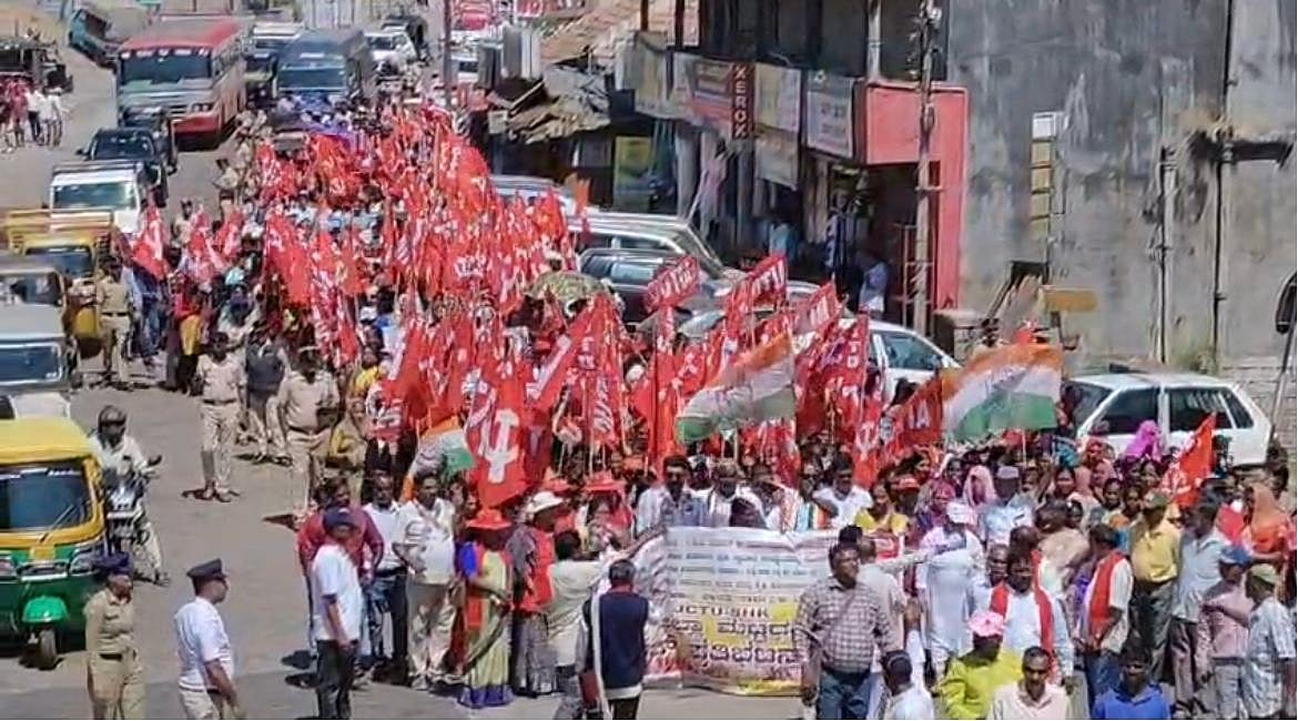 ಮಡಿಕೇರಿಯಲ್ಲಿ ಕಾರ್ಮಿಕ ಸಂಘಟನೆಗಳಿಂದ ಪ್ರತಿಭಟನೆ