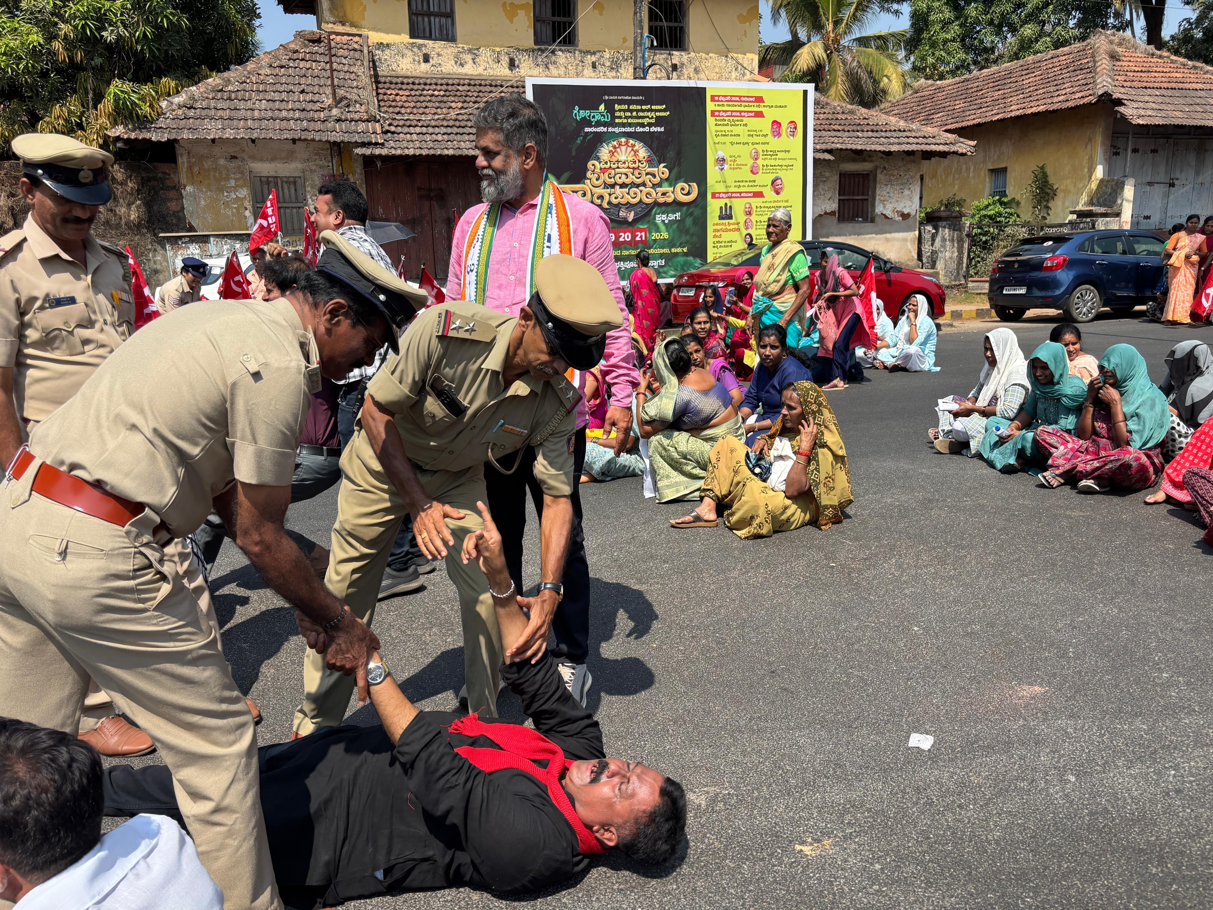 ರಸ್ತೆ ತಡೆ ನಡೆಸಿದ ಪ್ರತಿಭಟನಕಾರರನ್ನು ಪೊಲೀಸರು ತೆರವುಗೊಳಿಸಿದರು 