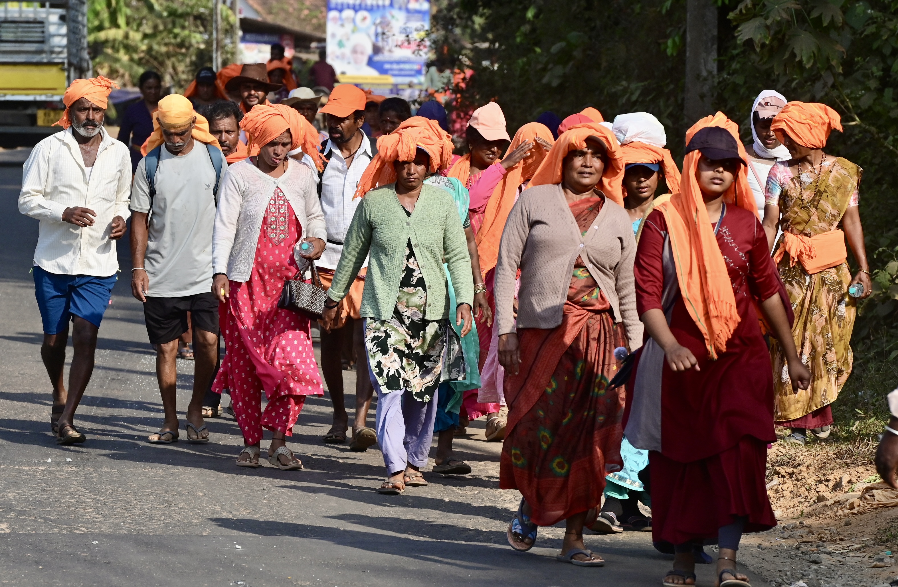 ರಾಜ್ಯದ ವಿವಿಧೆಡೆಯಿಂದ ಧರ್ಮಸ್ಥಳಕ್ಕೆ ಪಾದಯಾತ್ರೆ ಕೈಗೊಂಡಿರುವ ಯಾತ್ರಿಗಳು ಚಾರ್ಮಾಡಿ ಮಾರ್ಗವಾಗಿ ಶುಕ್ರವಾರ ಸಾಗಿ ಬಂದ ದೃಶ್ಯ ಪ್ರಜಾವಾಣಿ ಚಿತ್ರ : ಫಕ್ರುದ್ದೀನ್ ಎಚ್ 