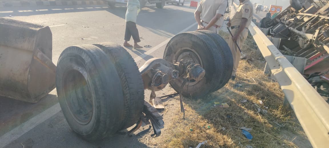 ಕಾರು ಡಿಕ್ಕಿ ರಭಸಕ್ಕೆ ಕ್ಯಾಂಟರ್ ಟೈರ್ ಕಳಚಿಕೊಂಡು ರಸ್ತೆಗೆ ಬಿದ್ದಿರುವುದು