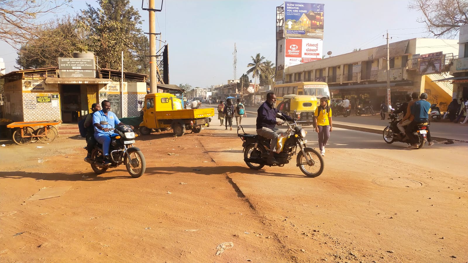 ವಿಜಯಪುರ ಪಟ್ಟಣದ ಪ್ರಮುಖ ರಸ್ತೆಗಳು ಧೂಳಿನಿಂದ ಆವರಿಸಿರುವುದು. 