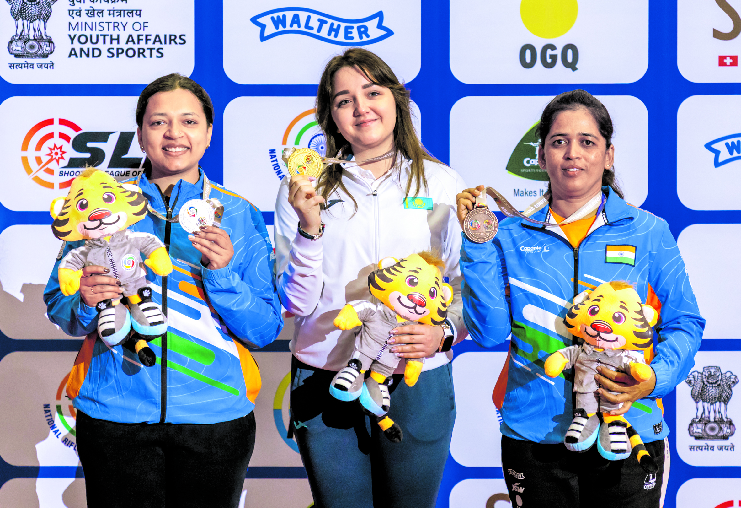 ಮಹಿಳೆಯರ 50 ಮೀ. ರೈಫಲ್‌ ಪ್ರೋನ್‌ ಸ್ಪರ್ಧೆಯಲ್ಲಿ ಬೆಳ್ಳಿ ಗೆದ್ದ ಸಿಫ್ತ್‌ ಕೌರ್‌ ಸಮ್ರಾ ಚಿನ್ನ ಗೆದ್ದ ಯೆಲಿಝವೆಟಾ ಬೆಝ್ರುಕೊವಾ ಹಾಗೂ ಕಂಚು ಗೆದ್ದ ತೇಜಸ್ವಿನಿ ಸಾವಂತ್‌ –ಎನ್‌ಆರ್‌ಎಐ ಚಿತ್ರ