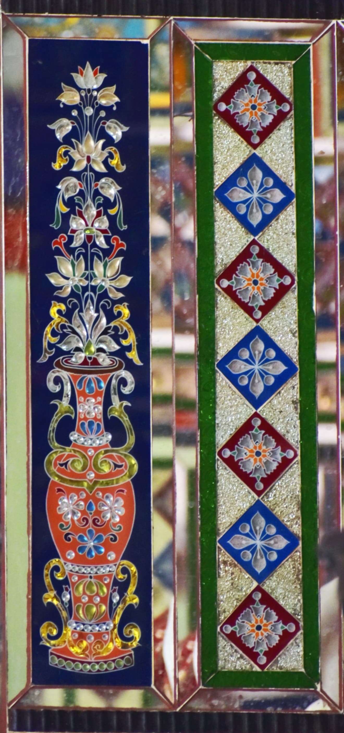 ಹುಬ್ಬಳ್ಳಿಯ ಸಿದ್ಧಾರೂಢ ಮಠದ ಕೈಲಾಸ ಮಂಟಪ ಪೂಜಾ ಮಂಟಪದಲ್ಲಿ ಬಿಡಿಸಿರುವ  ‘ಮೀನಾಕರಿ’ ಕಲೆಯ ವಿನ್ಯಾಸ 