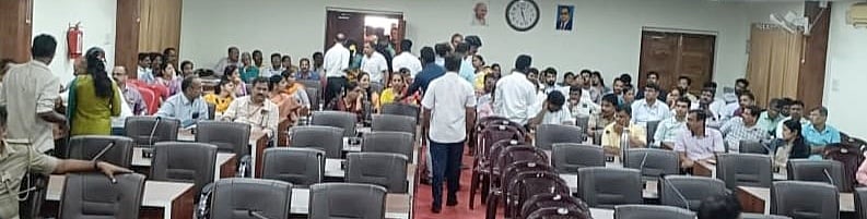 ಅಧಿಕಾರಿಗಳ ಗೈರು: ಸಭೆ ತೊರೆದು ಆಕ್ರೋಶ