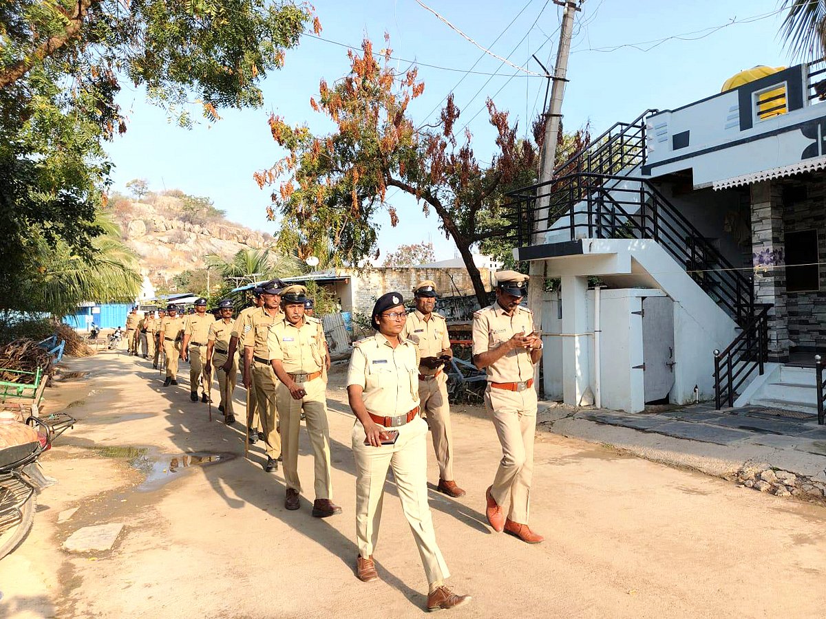 ಹತ್ತಿಗುಡ್ಡ: ಪೊಲೀಸರ ಪಥ ಸಂಚಲನ