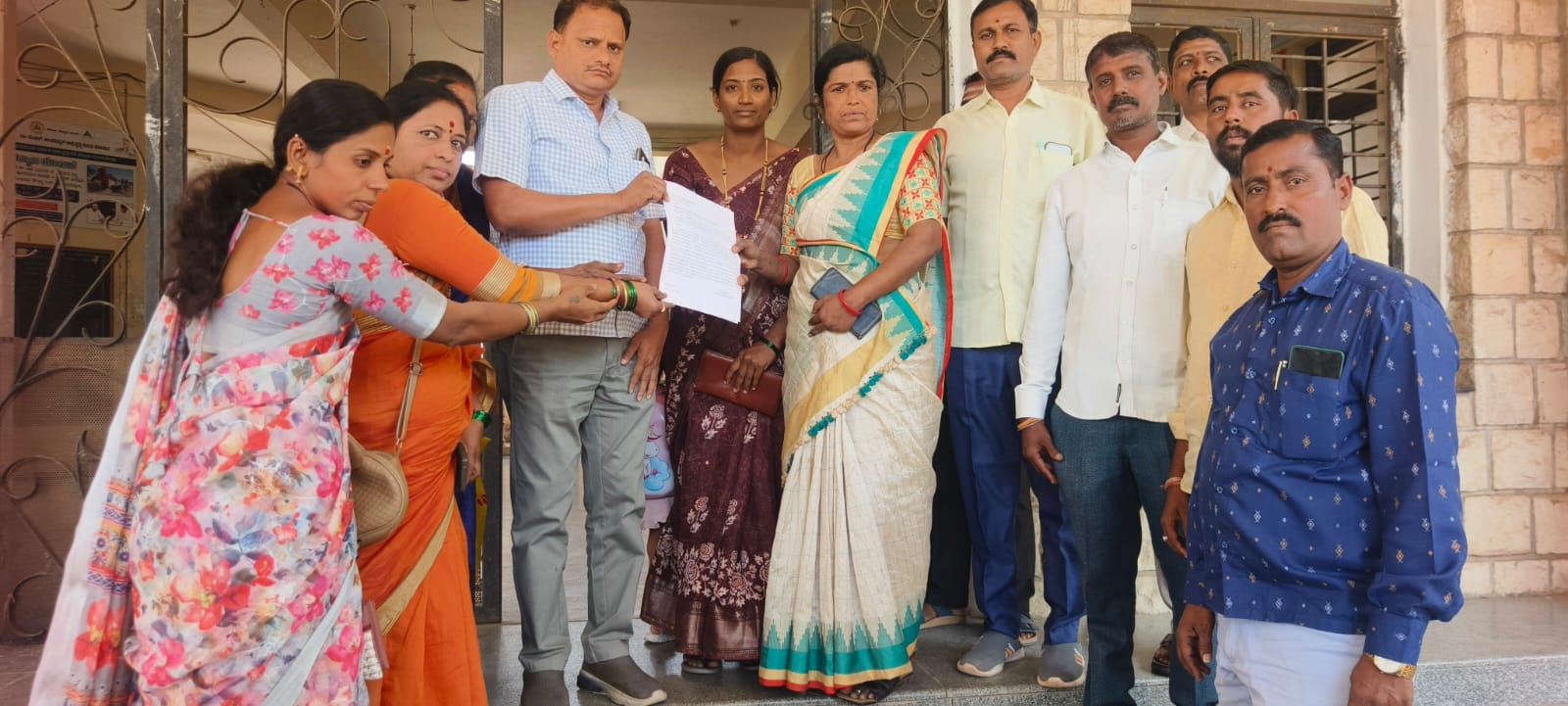 ಹುನಗುಂದ ಕಾಂಗ್ರೆಸ್ ನಾಯಕ ರಾಹುಲ್ ಗಾಂಧಿ ಅವರು ಪ್ರಧಾನಿ ನರೇಂದ್ರ ಮೋದಿ ಅವರನ್ನು ಅವಮಾನಿಸಿರುವುದನ್ನು ಖಂಡಿಸಿ ಬಿಜೆಪಿ ಮಹಿಳಾ ಮೋರ್ಚಾ ಪದಾಧಿಕಾರಿಗಳು ಗ್ರೇಡ್ 2 ತಹಶೀಲ್ದಾರ್ ಮಹೇಶ ಸಂದಿಗೌಡ ಅವರಿಗೆ ಮನವಿ ಸಲ್ಲಿಸಿದರು.