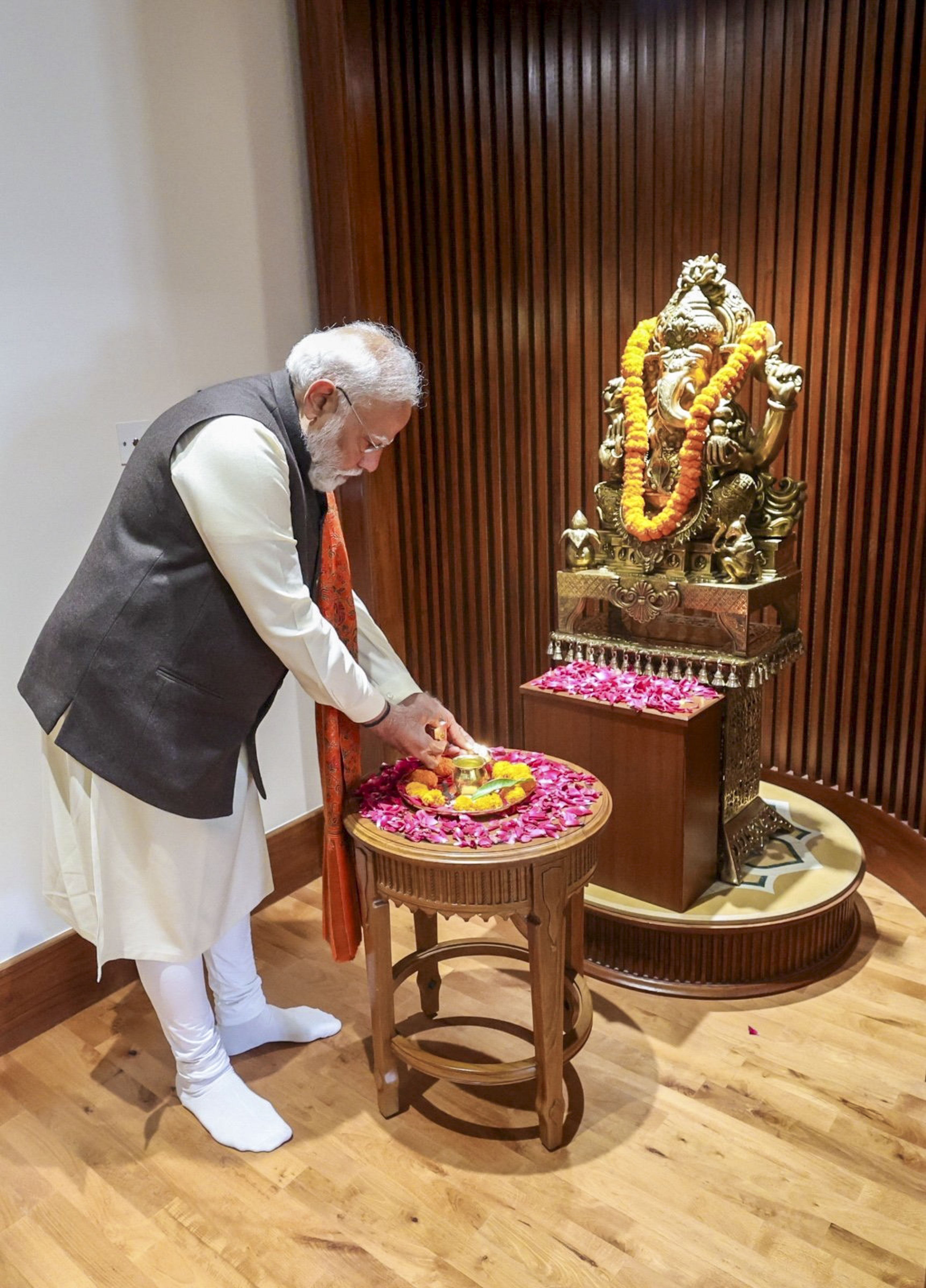 ‘ಸೇವಾ ತೀರ್ಥ’ ಉದ್ಘಾಟನೆ ಕಾರ್ಯಕ್ರಮದಲ್ಲಿ ಪ್ರಧಾನಿ ನರೇಂದ್ರ ಮೋದಿ ಅವರು ಗಣೇಶ ಮೂರ್ತಿಗೆ ಪೂಜೆ ಸಲ್ಲಿಸುವ ಮೂಲಕ ಧಾರ್ಮಿಕ ವಿಧಿಗಳನ್ನು ಶುಕ್ರವಾರ ನೆರವೇರಿಸಿದರು 